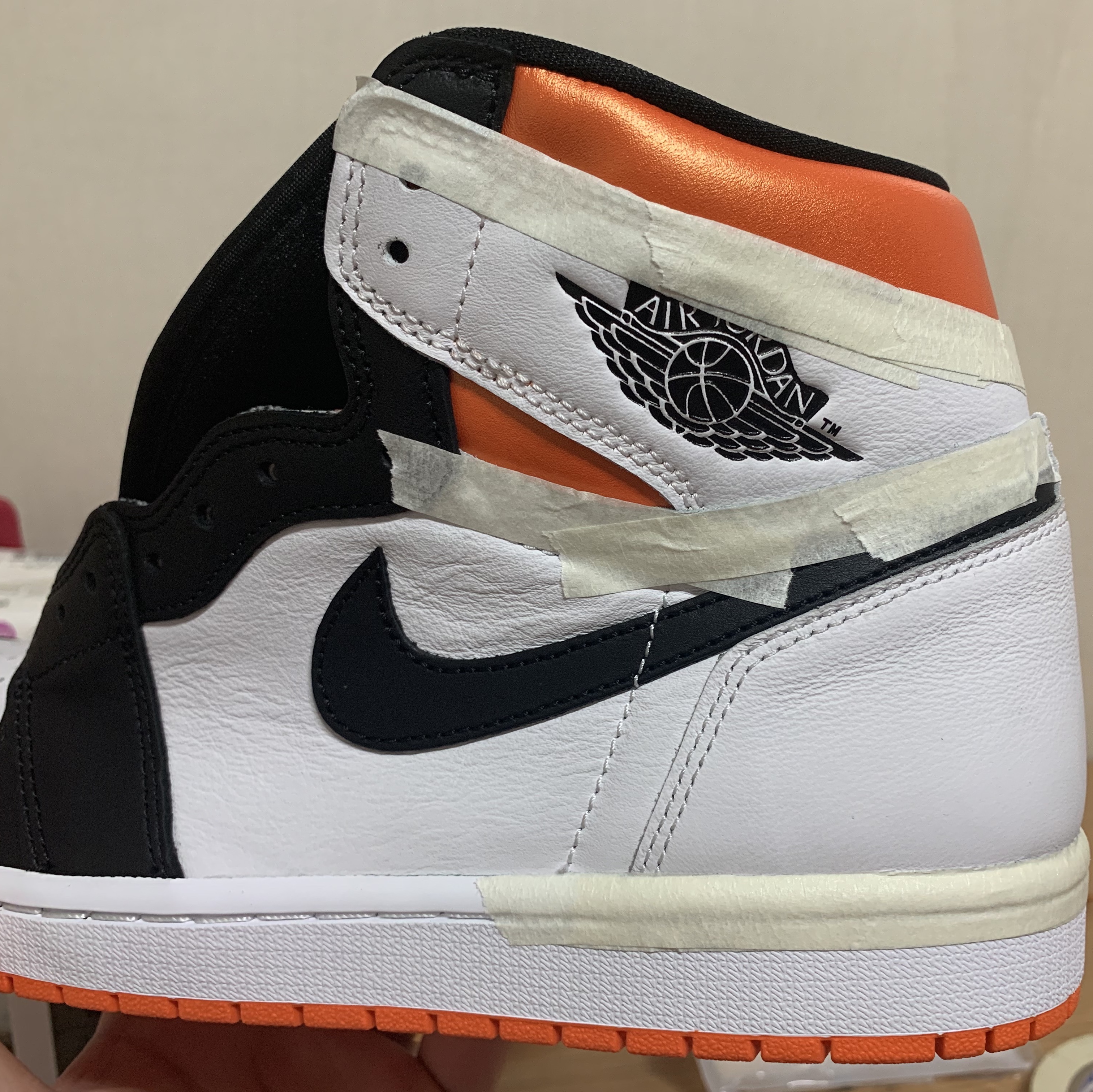 Jordan 1 Retro High OG Electro Orange 착용 스타일 - 4