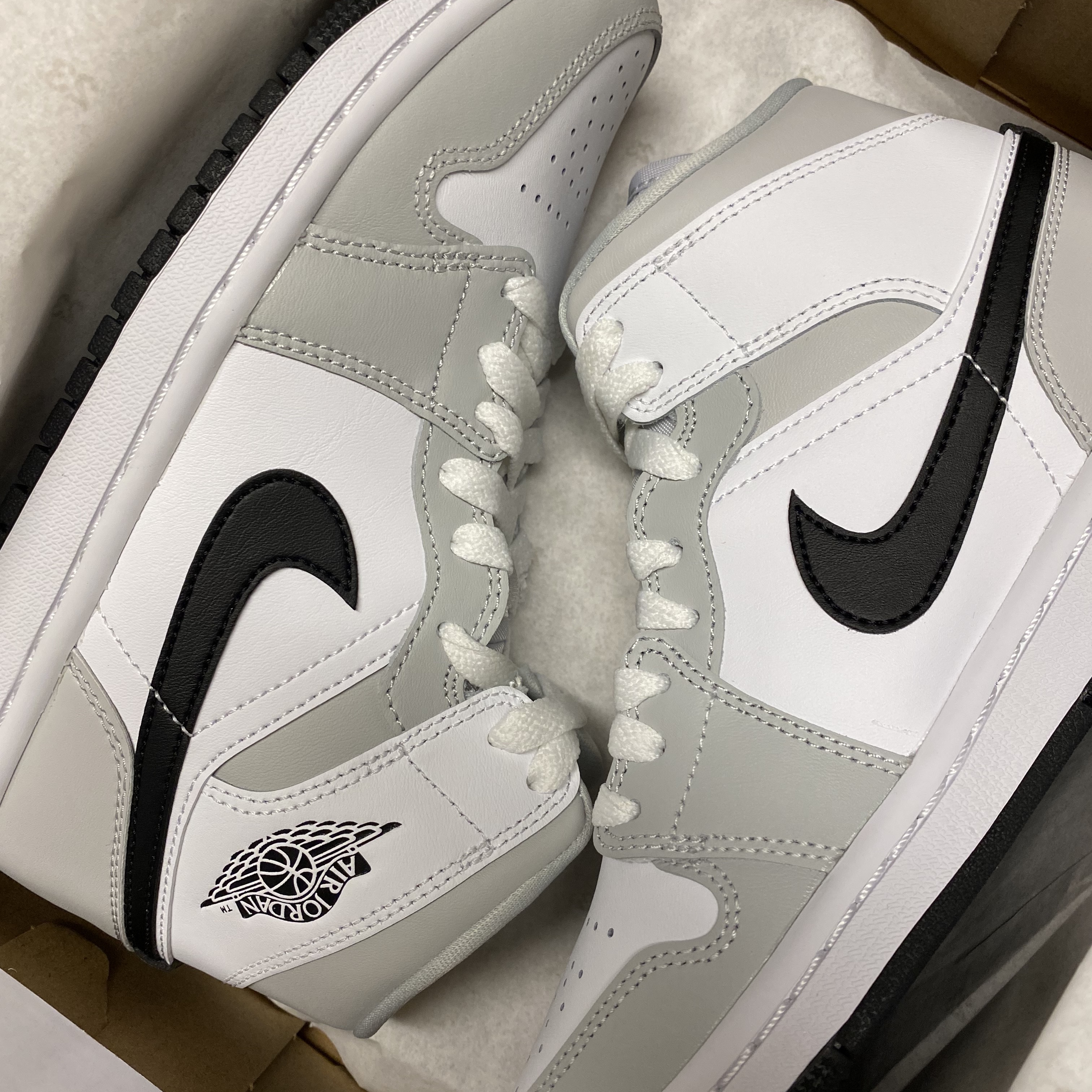 (W) Jordan 1 Mid Grey Fog 착용 스타일 - 1
