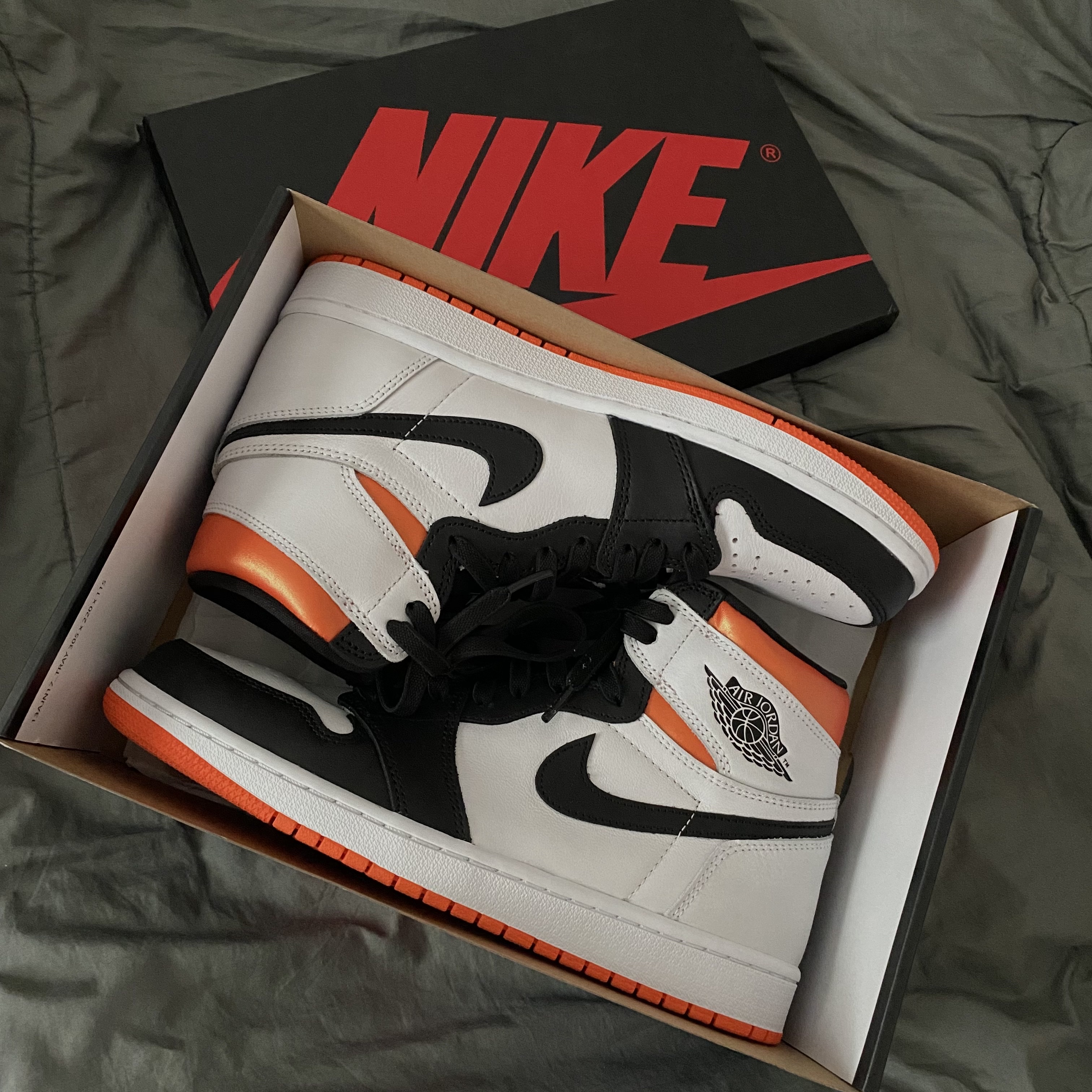 Jordan 1 Retro High OG Electro Orange 착용 스타일
