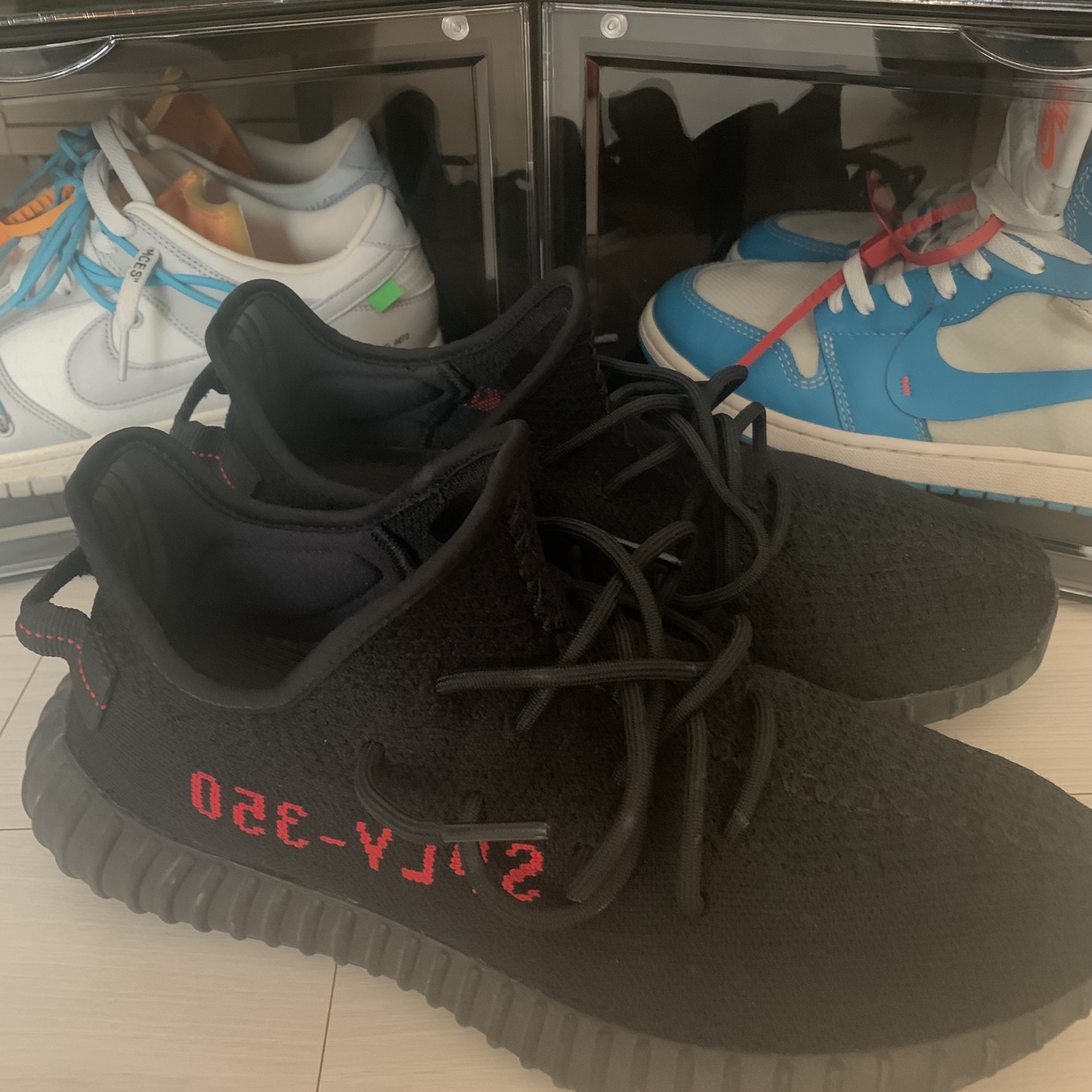 Adidas Yeezy Boost 350 V2 Black Red 2020 착용 스타일 - 2