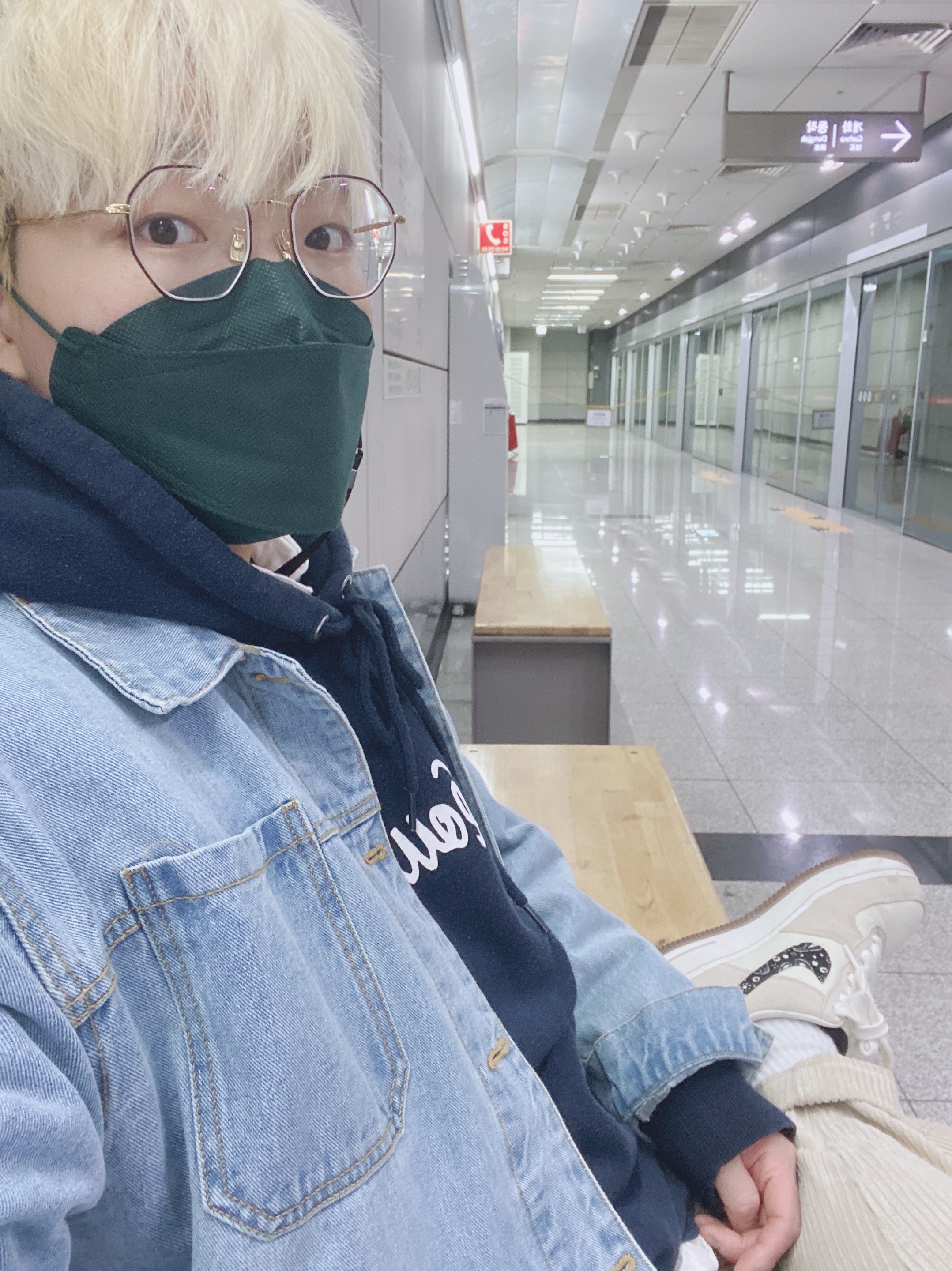 Nike Air Force 1 '07 LV8 Paisley Swoosh 착용 스타일