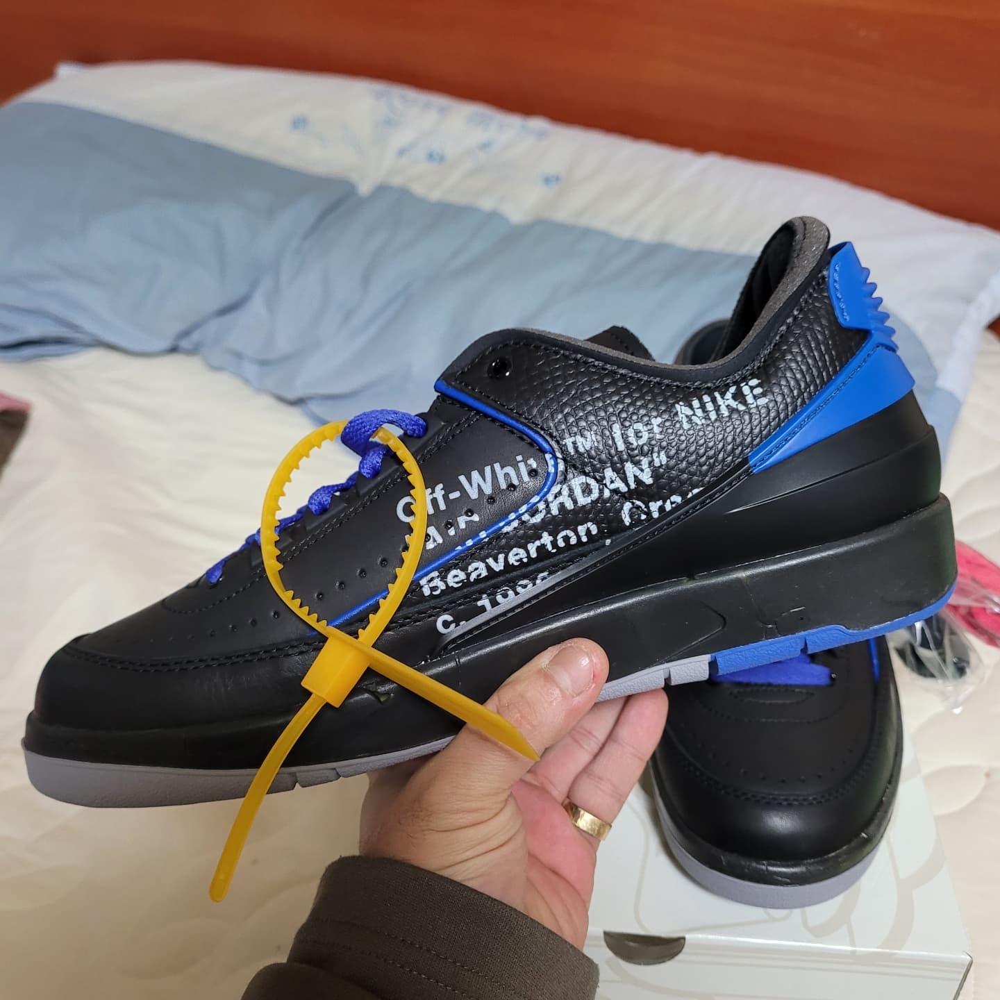 Jordan 2 x Off-White Retro Low SP Black and Varsity Royal 착용 스타일 - 1