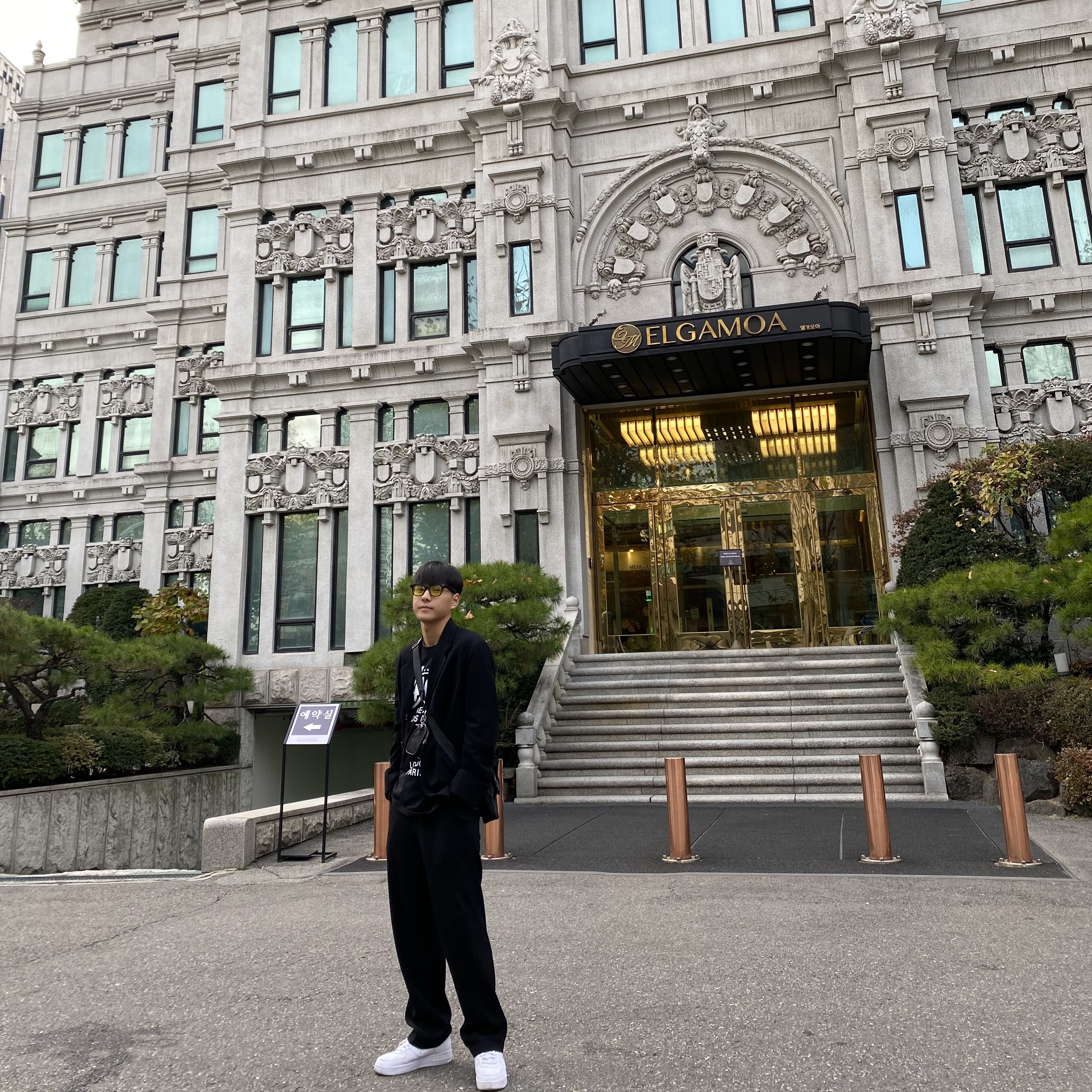 Stussy World Tour LS T-Shirt Black, Nike Air Force 1 '07 Low White 착용 스타일