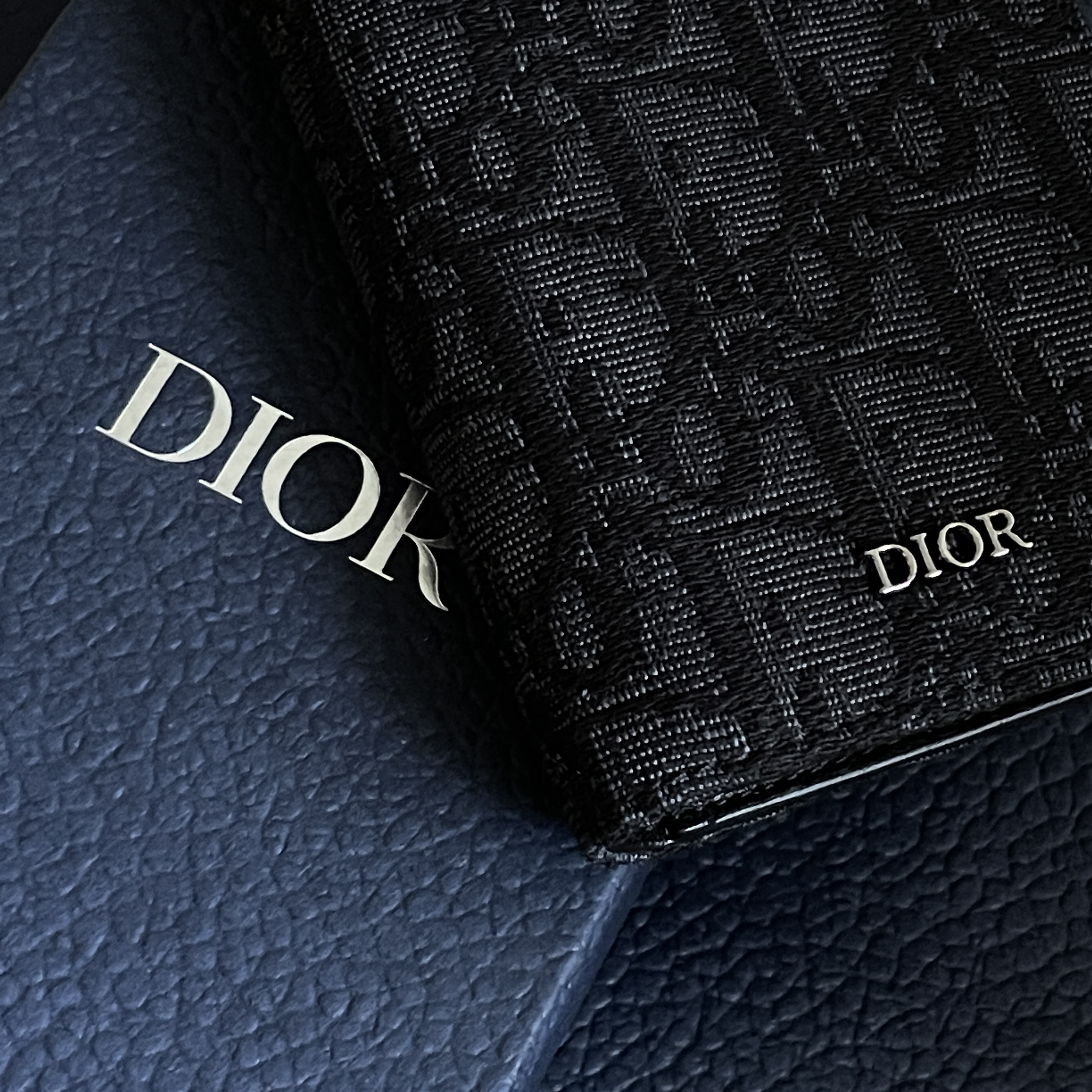 Dior Bi-Fold Card Holder Black Dior Oblique Jacquard 착용 스타일