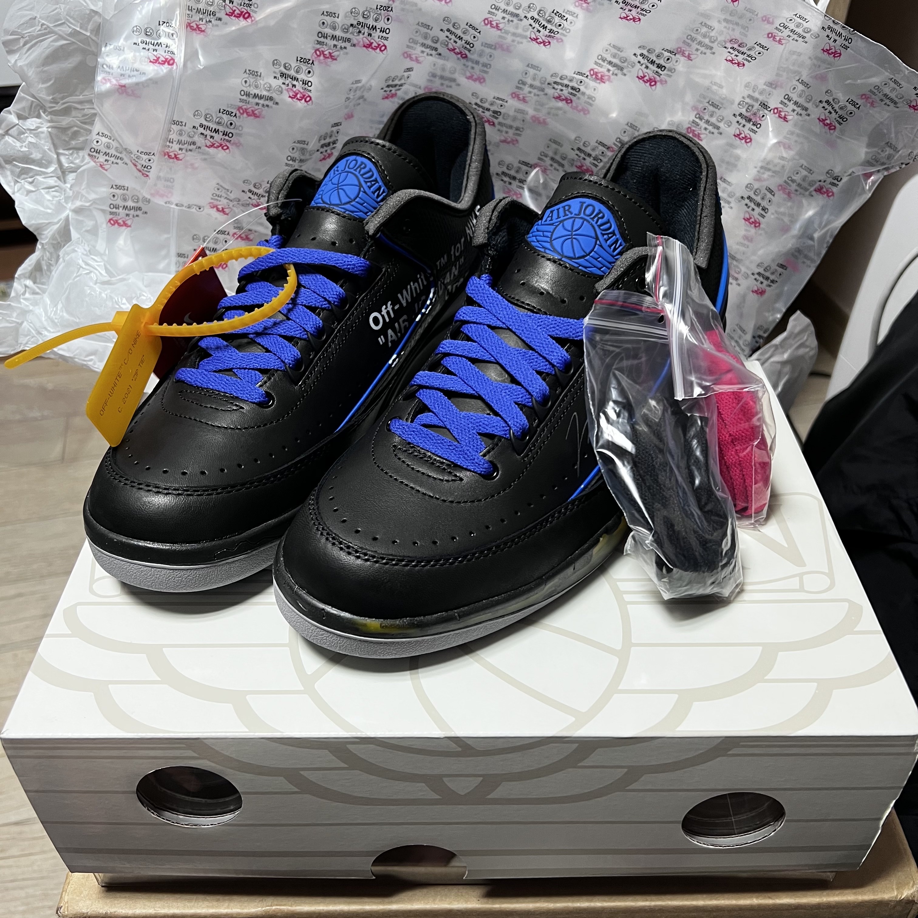 Jordan 2 x Off-White Retro Low SP Black and Varsity Royal 착용 스타일 - 2