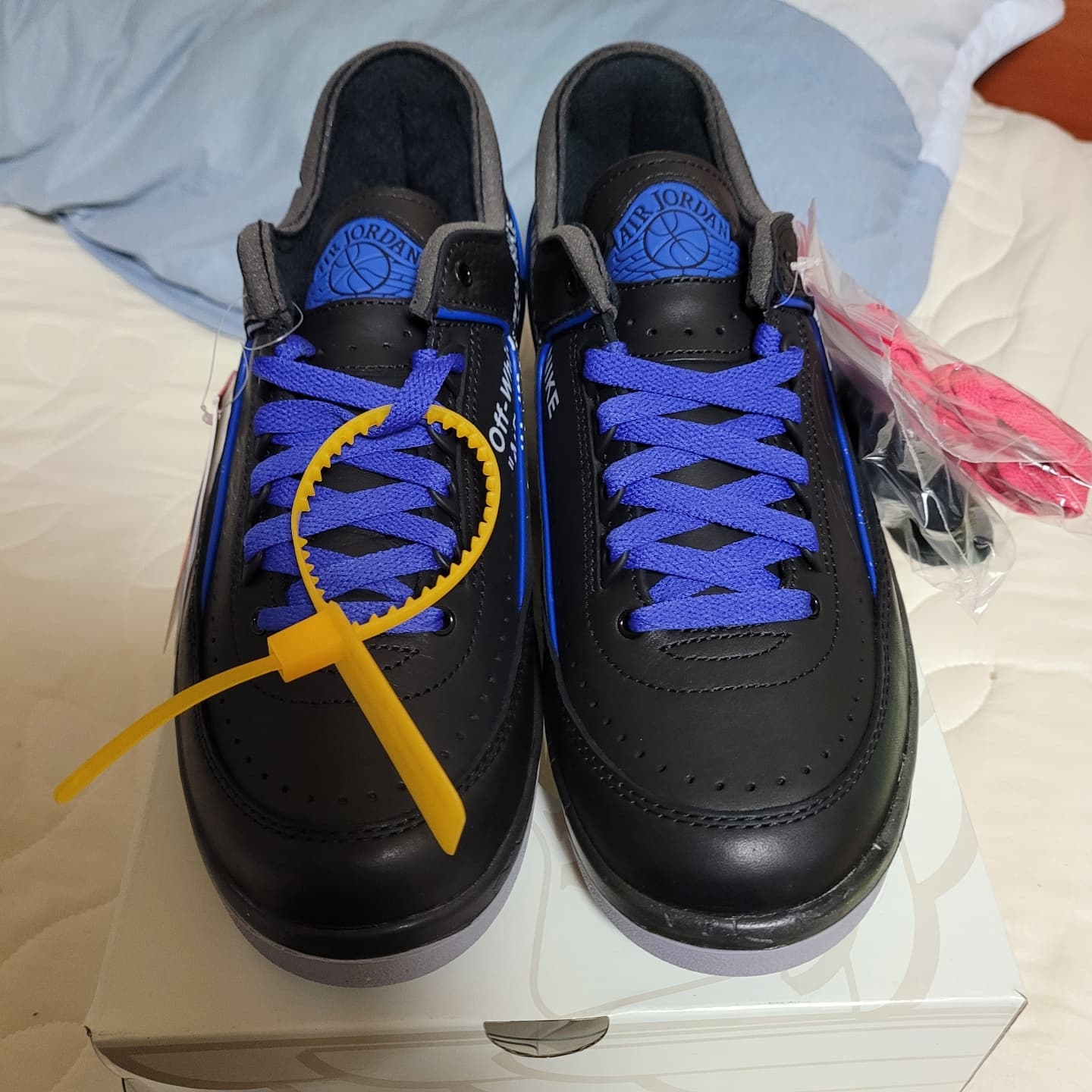 Jordan 2 x Off-White Retro Low SP Black and Varsity Royal 착용 스타일 - 3