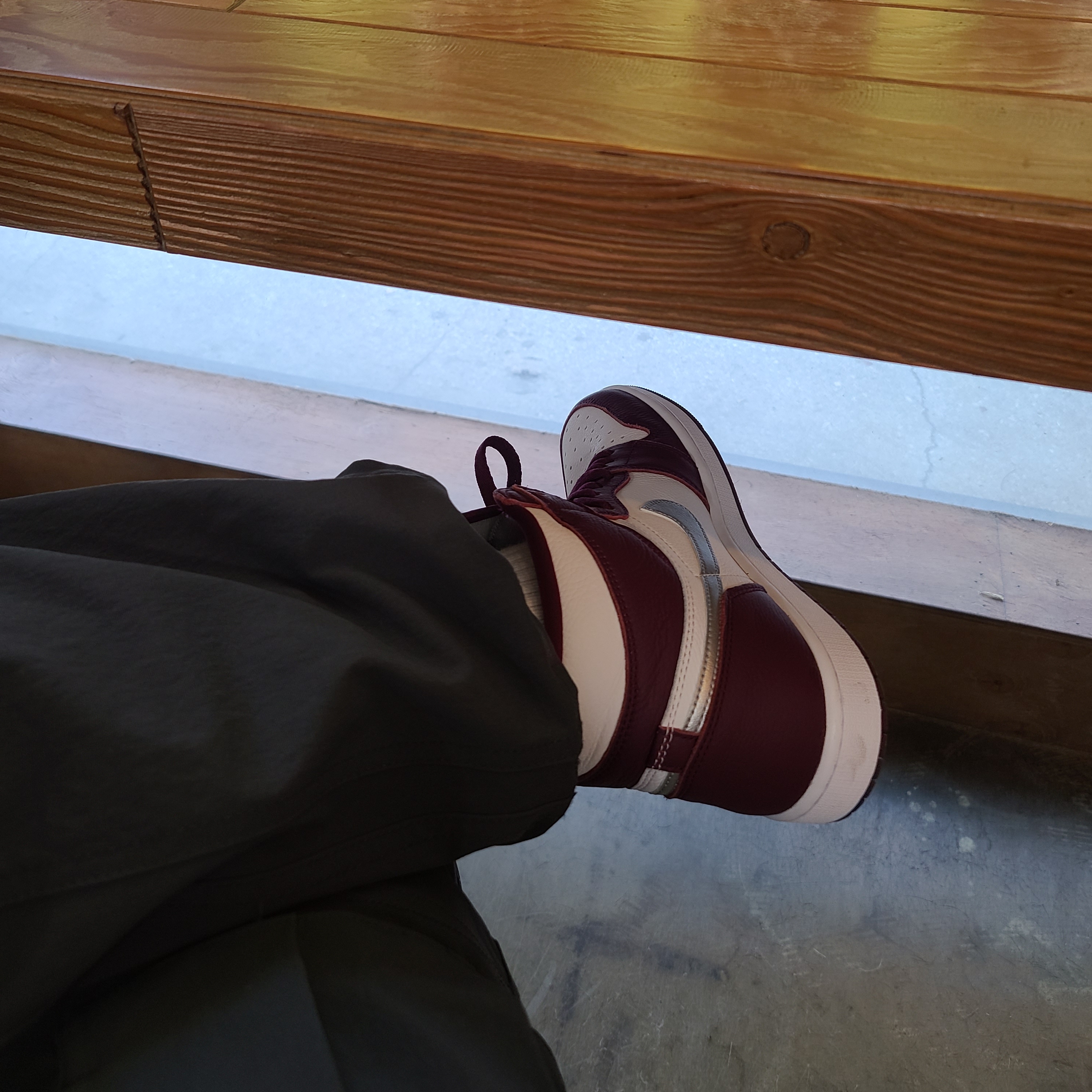 Jordan 1 Retro High OG Bordeaux 착용 스타일 - 2