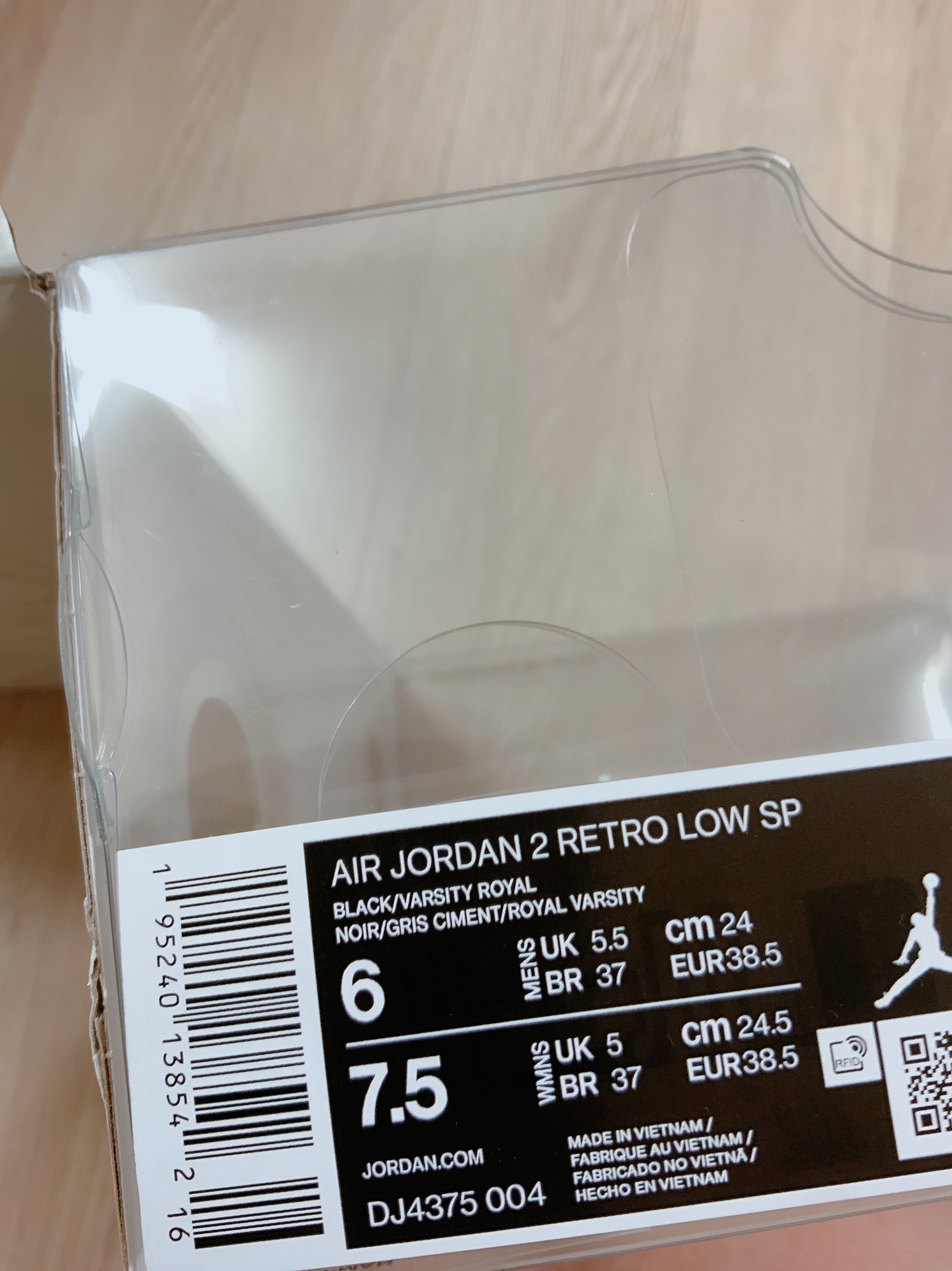 Jordan 2 x Off-White Retro Low SP Black and Varsity Royal 착용 스타일 - 4