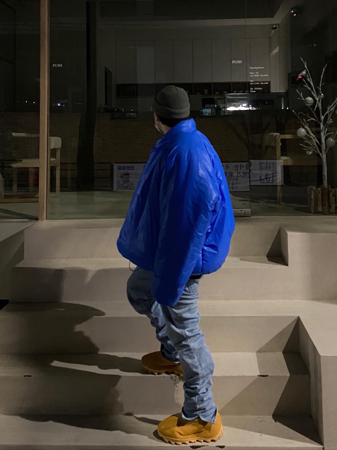 adidas Yeezy Knit RNR Boot Sulfur, Yeezy Gap Round Jacket Blue 착용 스타일 - 2