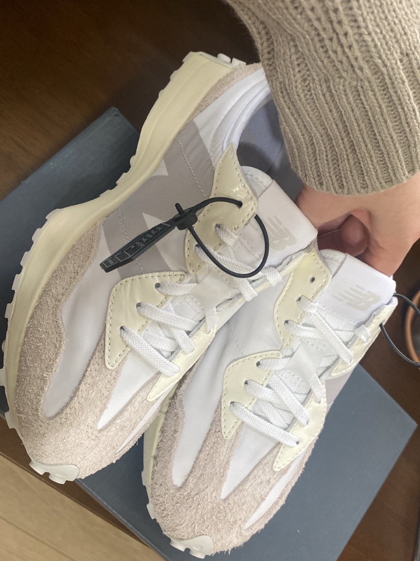 (W) New Balance 327 White Moonbeam 착용 스타일 - 2