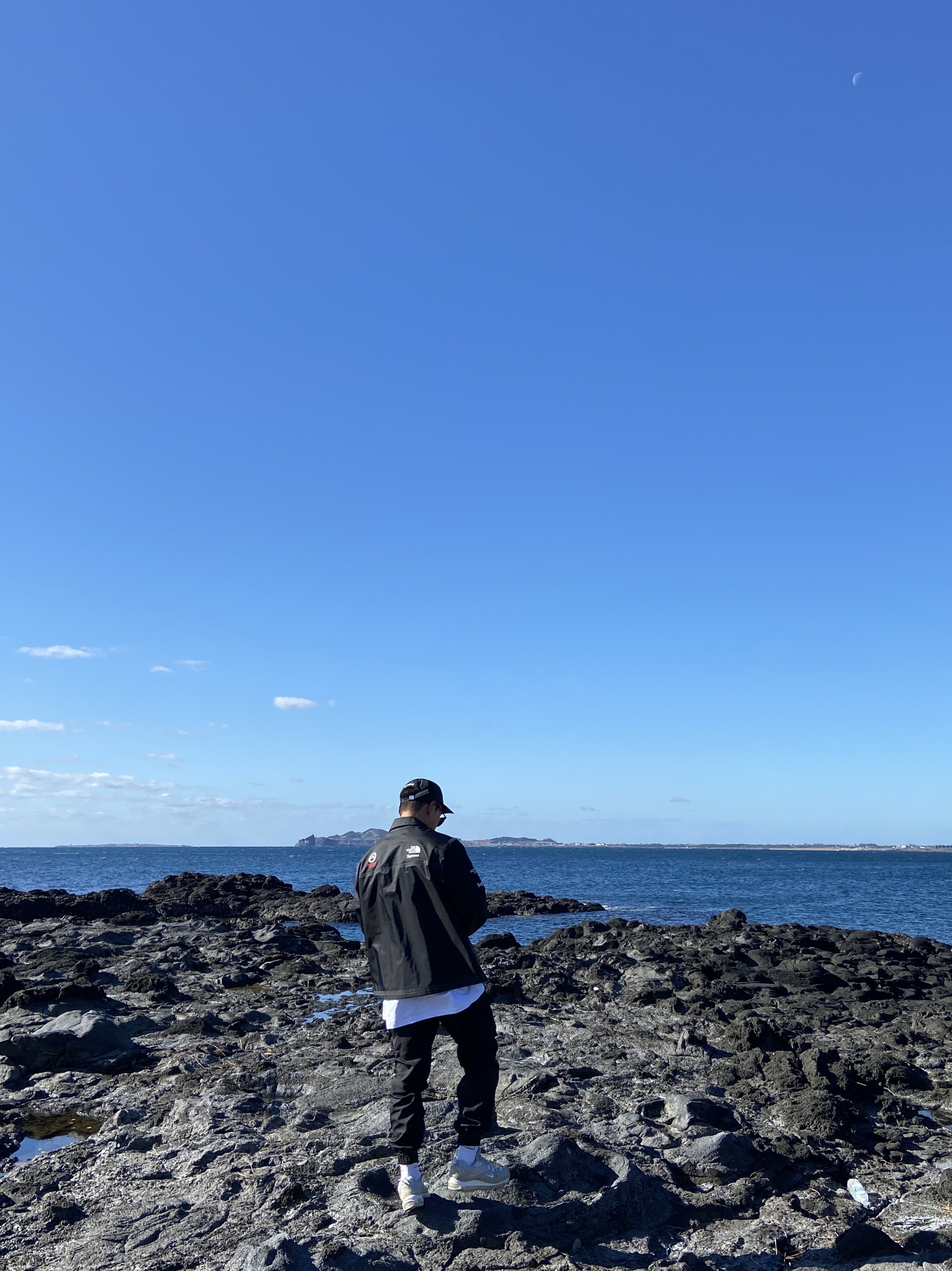 Supreme x The North Face Summit Series Outer Tape Seam Coaches Jacket Black - 21SS, Supreme x Stone Island Painted Camo Nylon 6-Panel Black - 20FW 착용 스타일