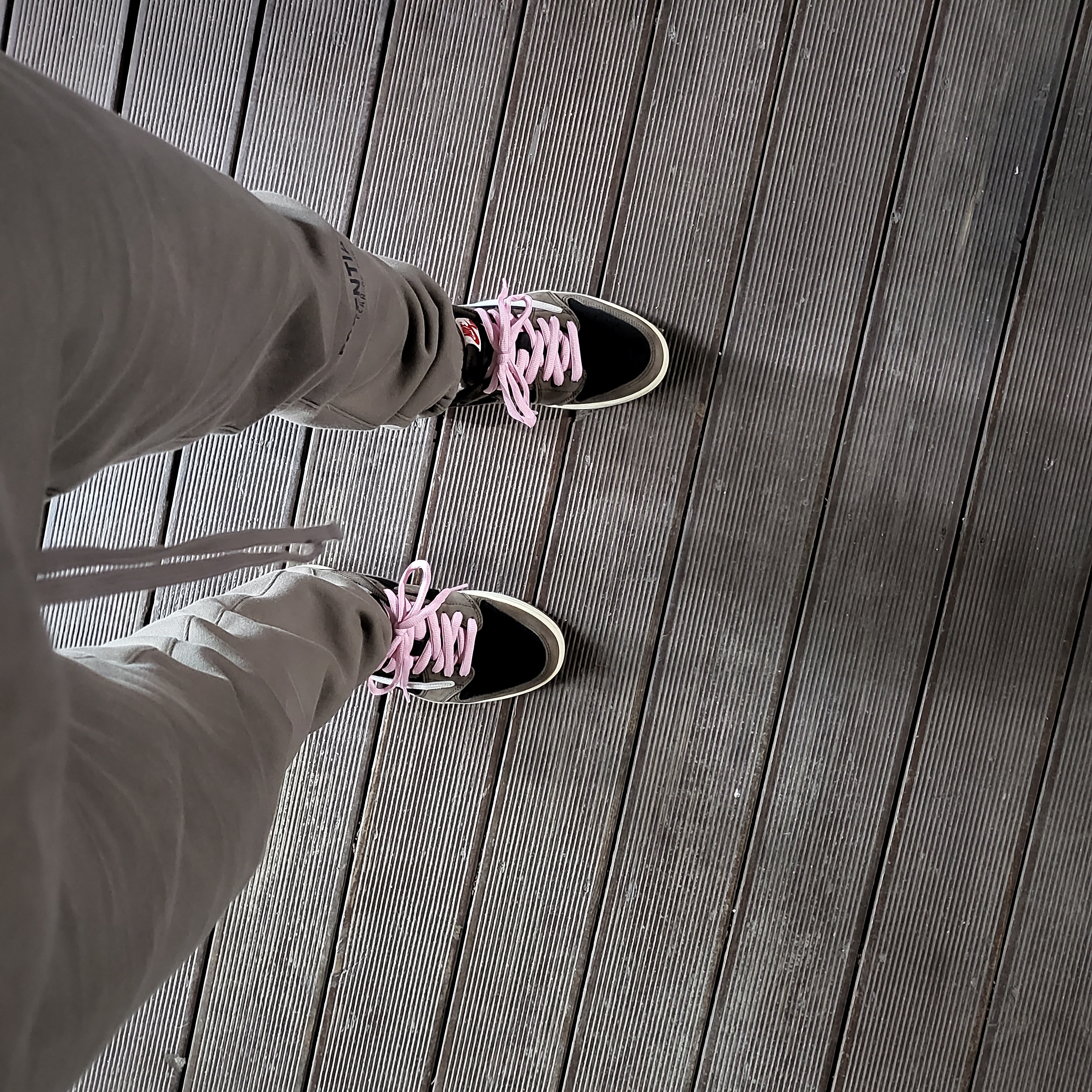 Jordan 1 x Travis Scott Retro Low OG SP Mocha, Essentials Sweatpants Taupe - 20FW 착용 스타일