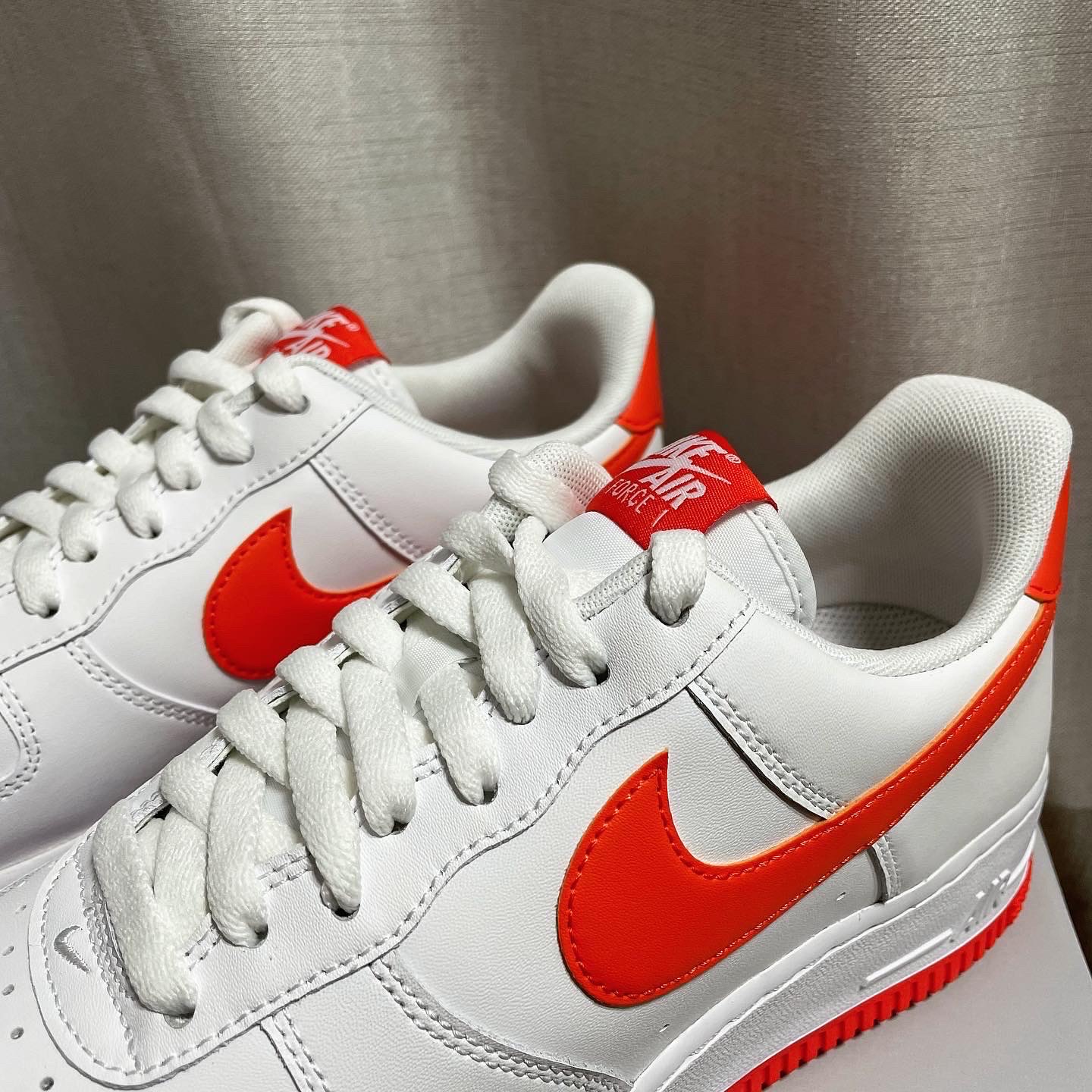 Nike Air Force 1 '07 Low White Team Orange 착용 스타일 - 1