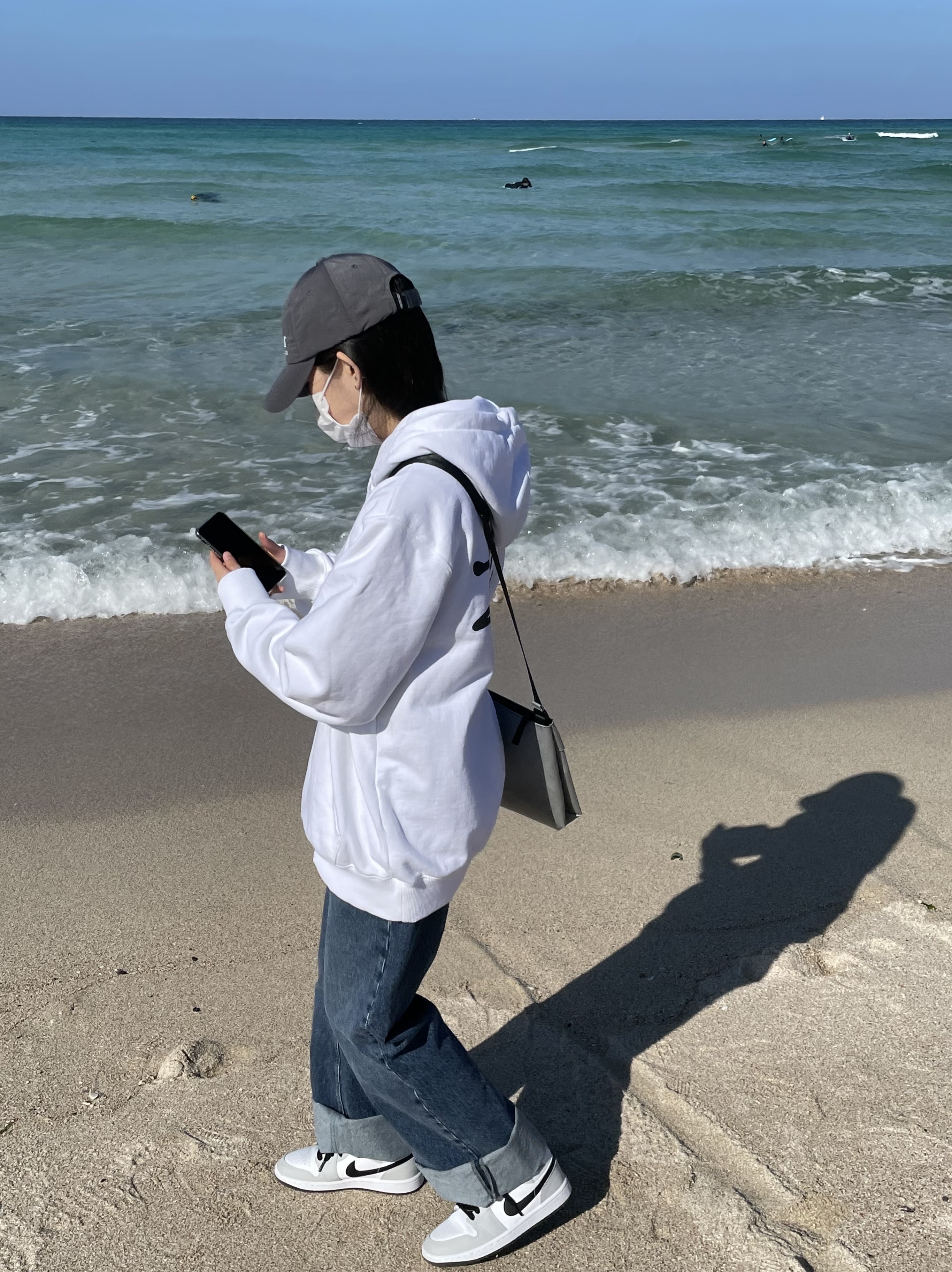 (W) Jordan 1 Mid Grey Fog, Stussy Basic Stussy Hoodie White 2021 착용 스타일 - 1