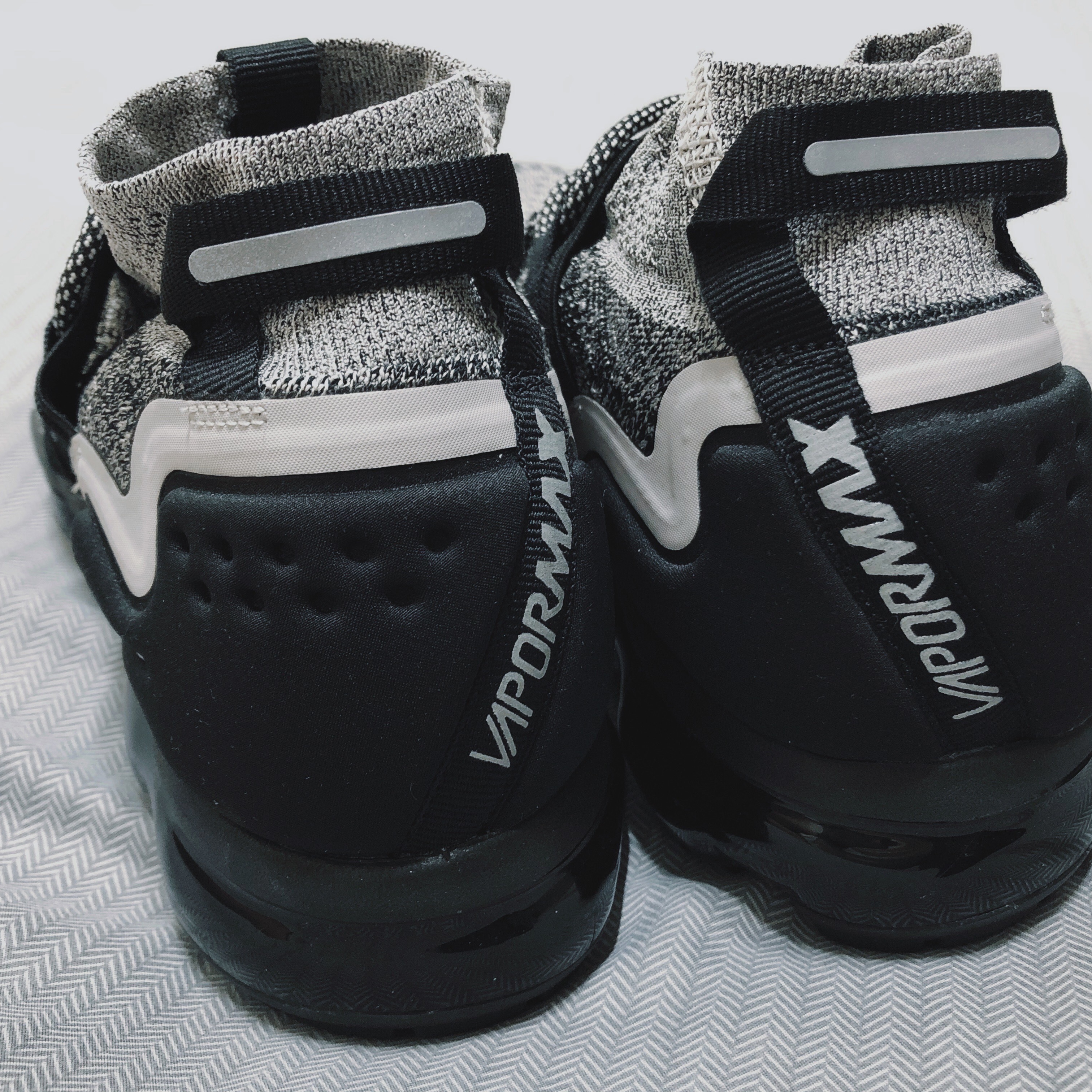 Nike Air VaporMax Utility Moon Particle Black 착용 스타일 - 3