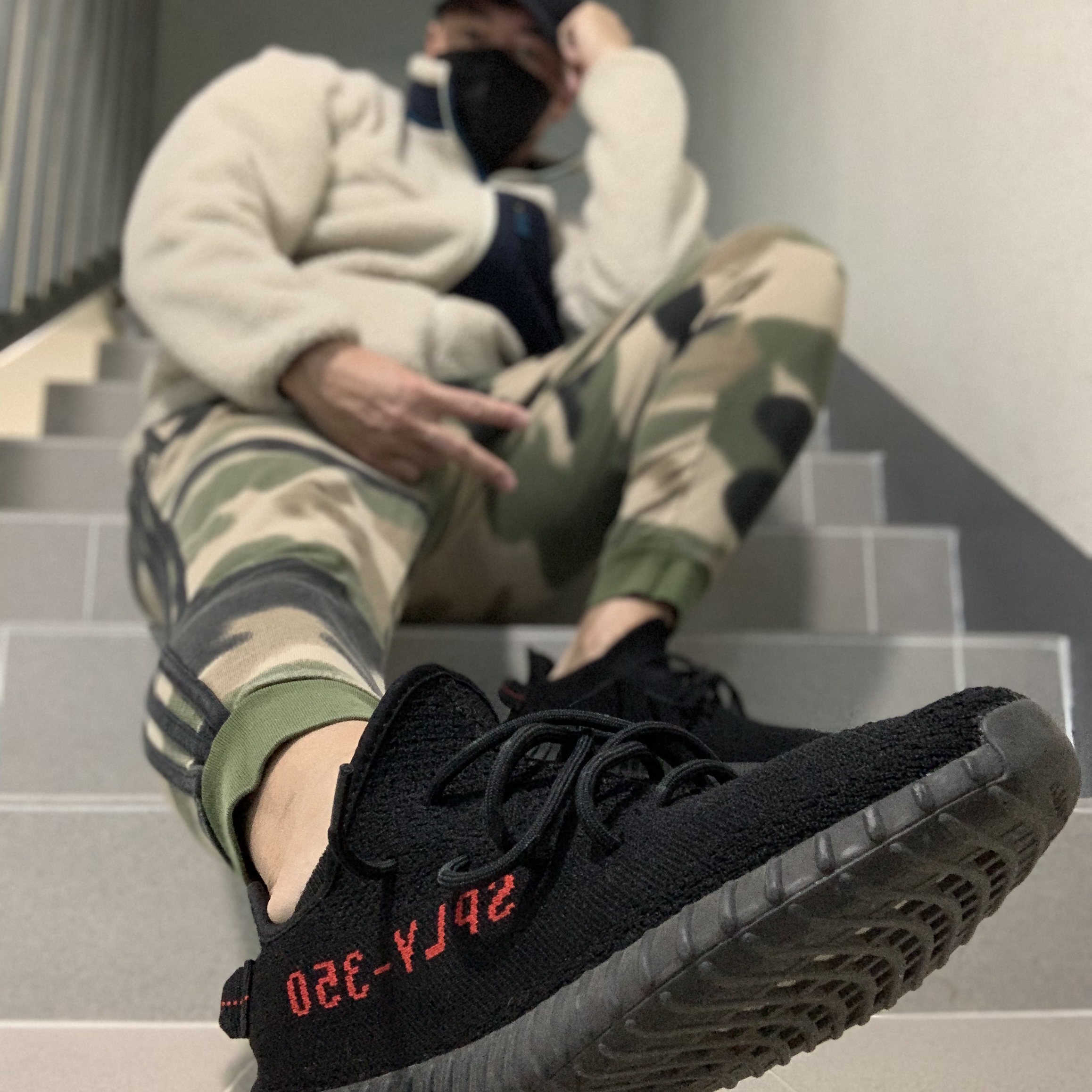 Adidas Yeezy Boost 350 V2 Black Red 2020 착용 스타일 - 1