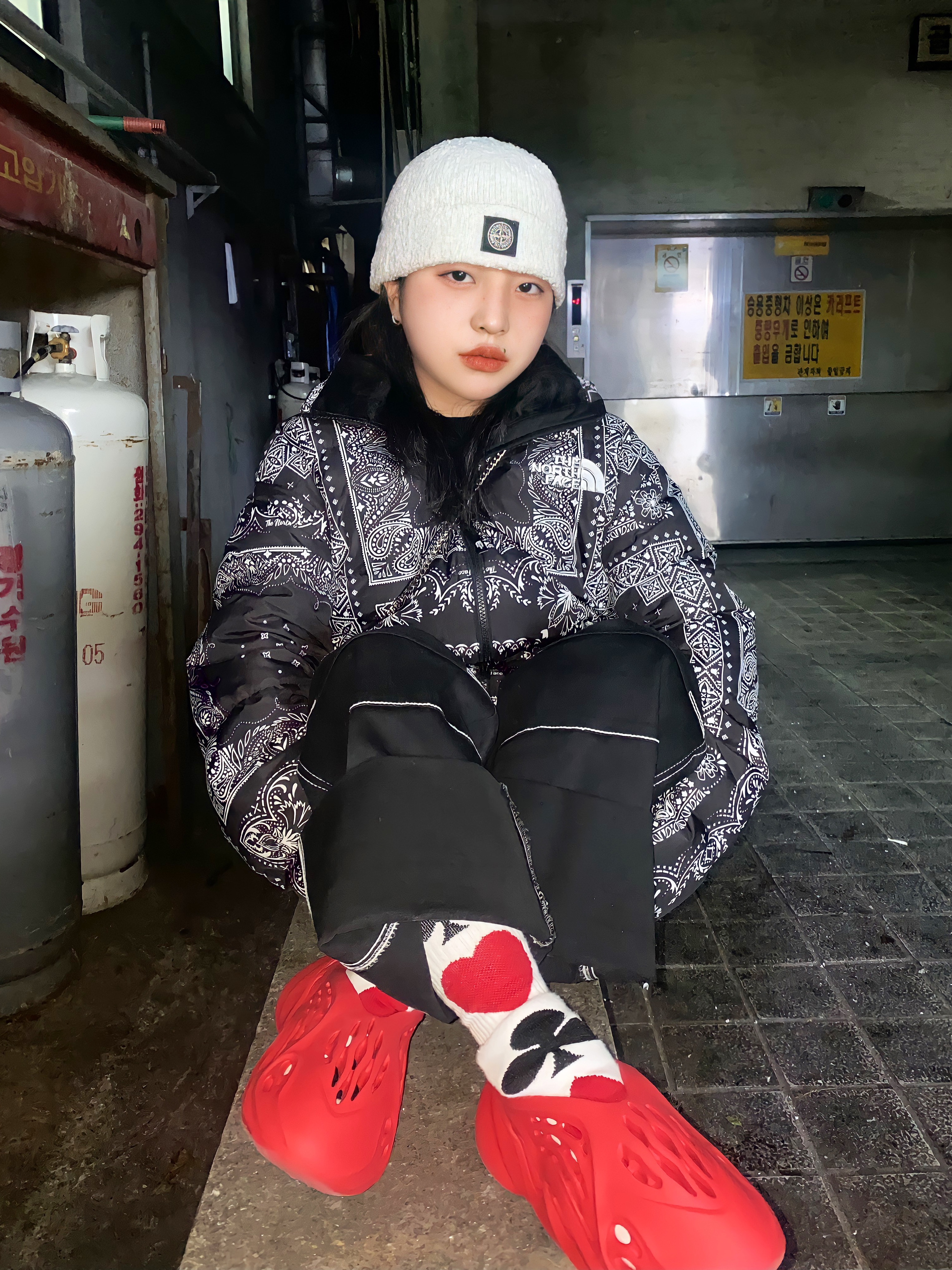 The North Face Novelty Lofty Down Jacket Real Black, Adidas Yeezy Foam RNNR Vermilion 착용 스타일