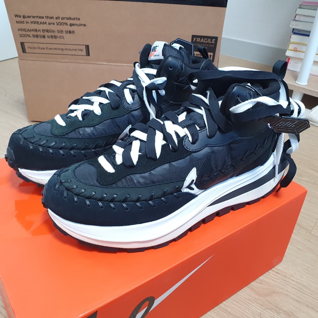 Nike x Sacai x Jean Paul Gaultier VaporWaffle Black White 착용 스타일 - 2