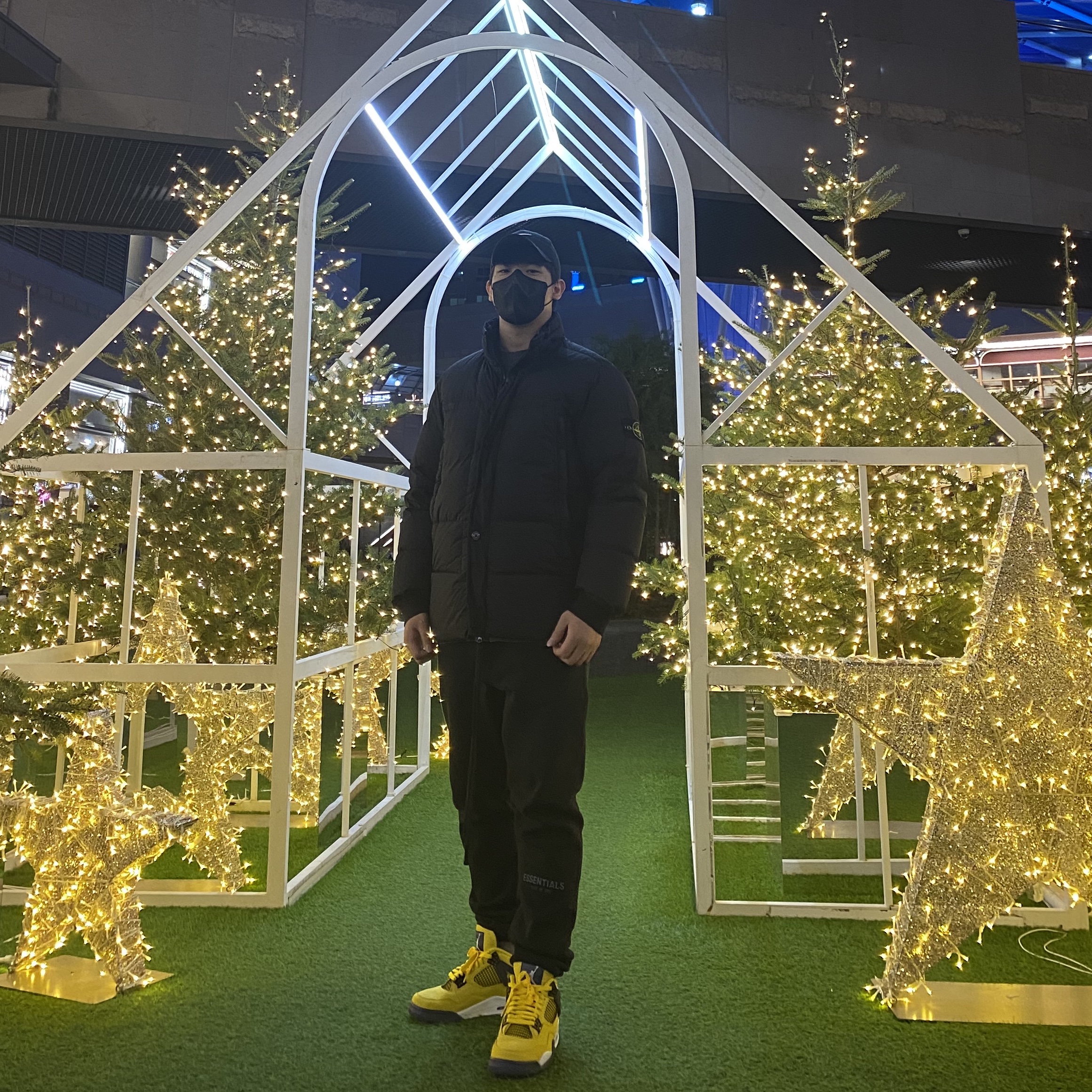 Jordan 4 Retro Tour Yellow, Stone Island 40123 Garment Dyed Crinkle Reps Down Jacket Black - 20FW 착용 스타일