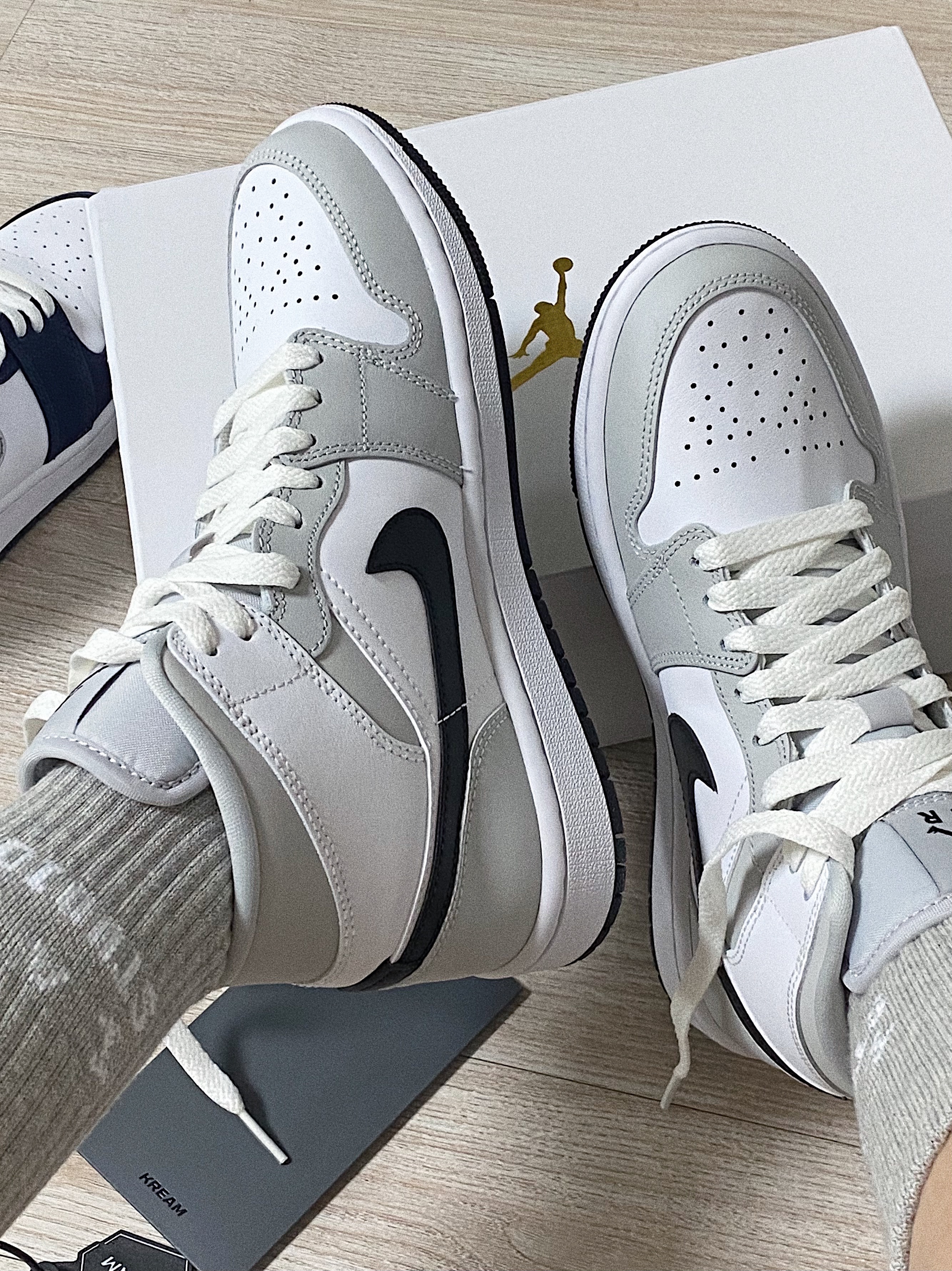 (W) Jordan 1 Mid Grey Fog, IAB Studio Socks Pack White Gray Brown 착용 스타일 - 1