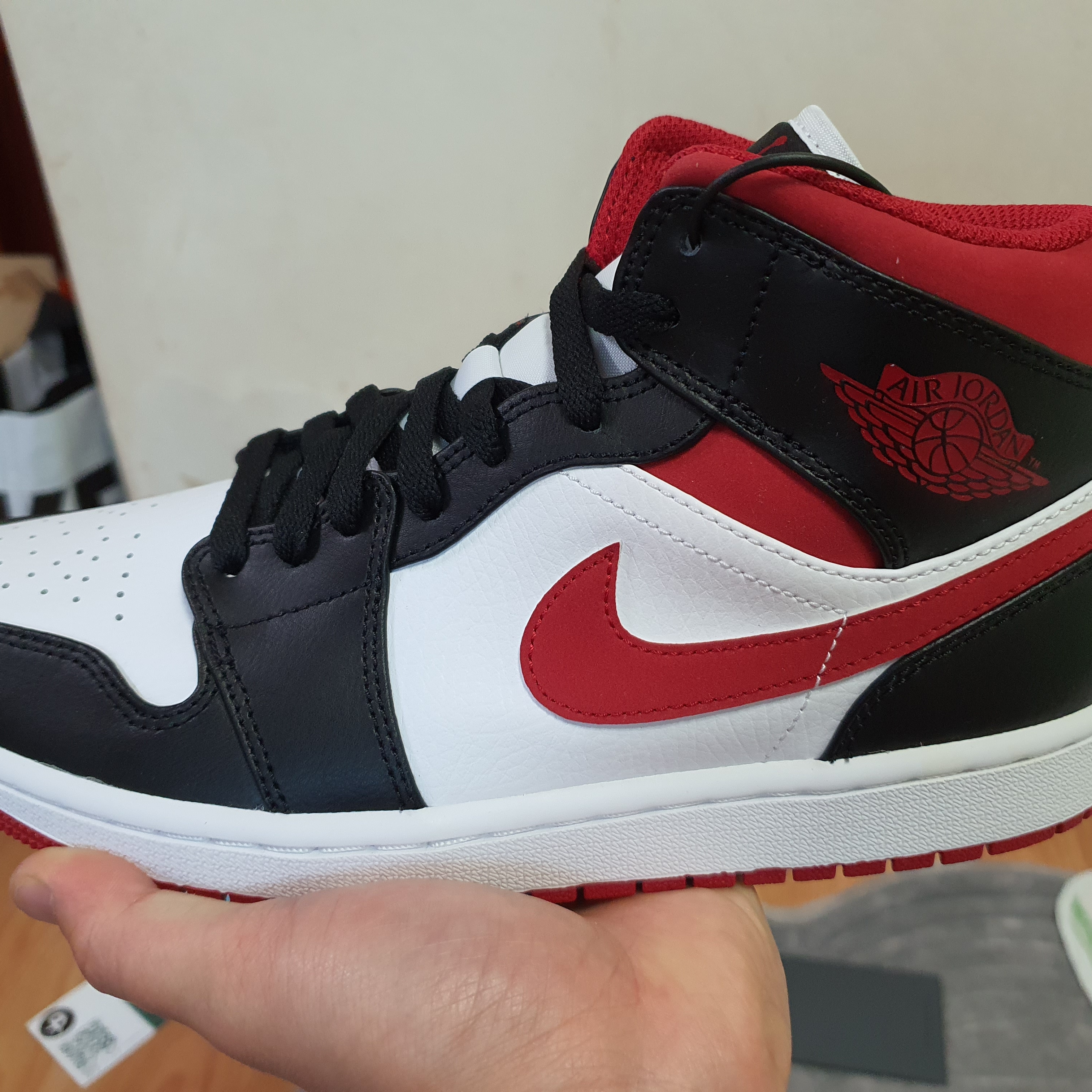Jordan 1 Mid Gym Red Black White 착용 스타일