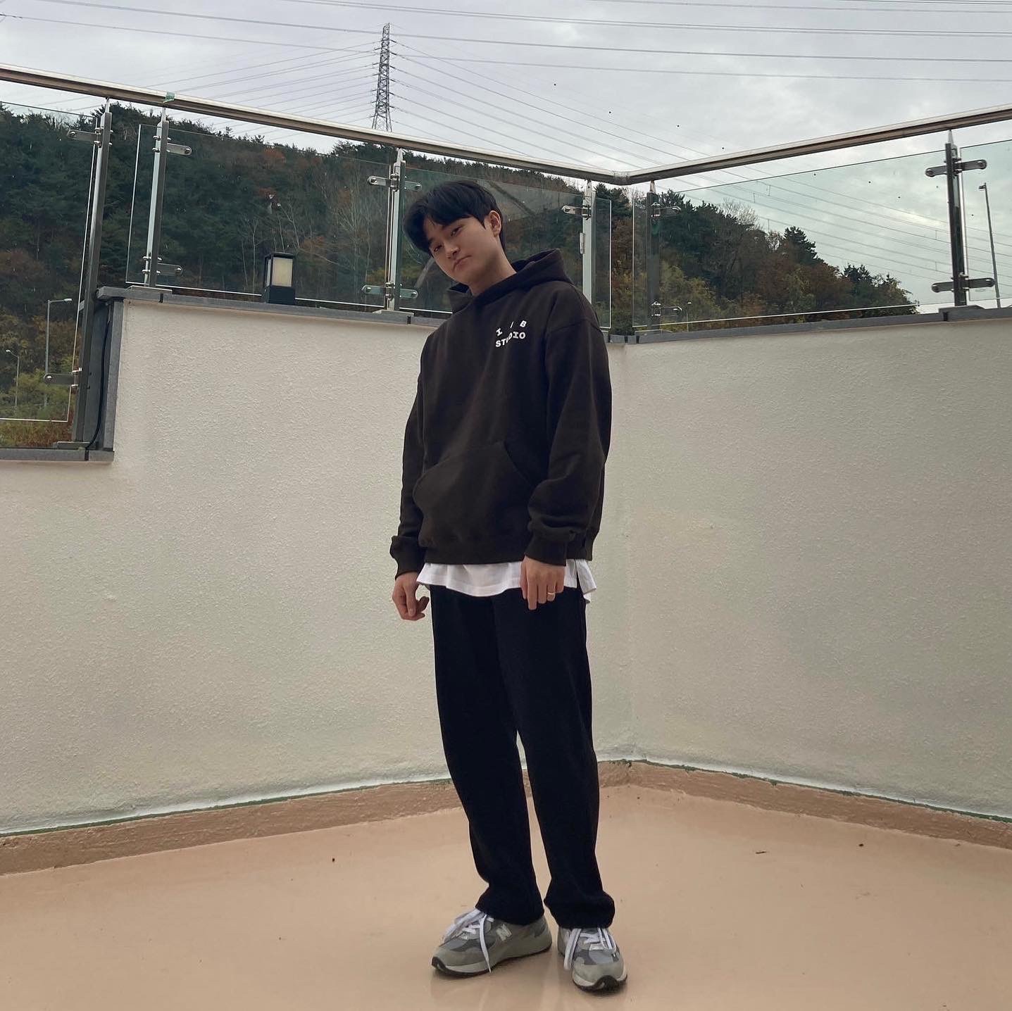 IAB Studio Hoodie Brown 착용 스타일