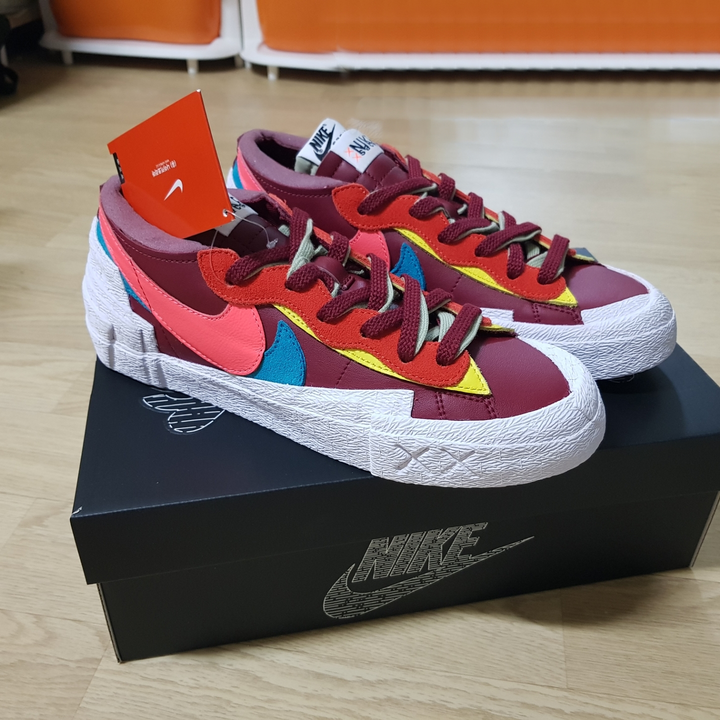 Nike x Sacai x Kaws Blazer Low Team Red 착용 스타일 - 4