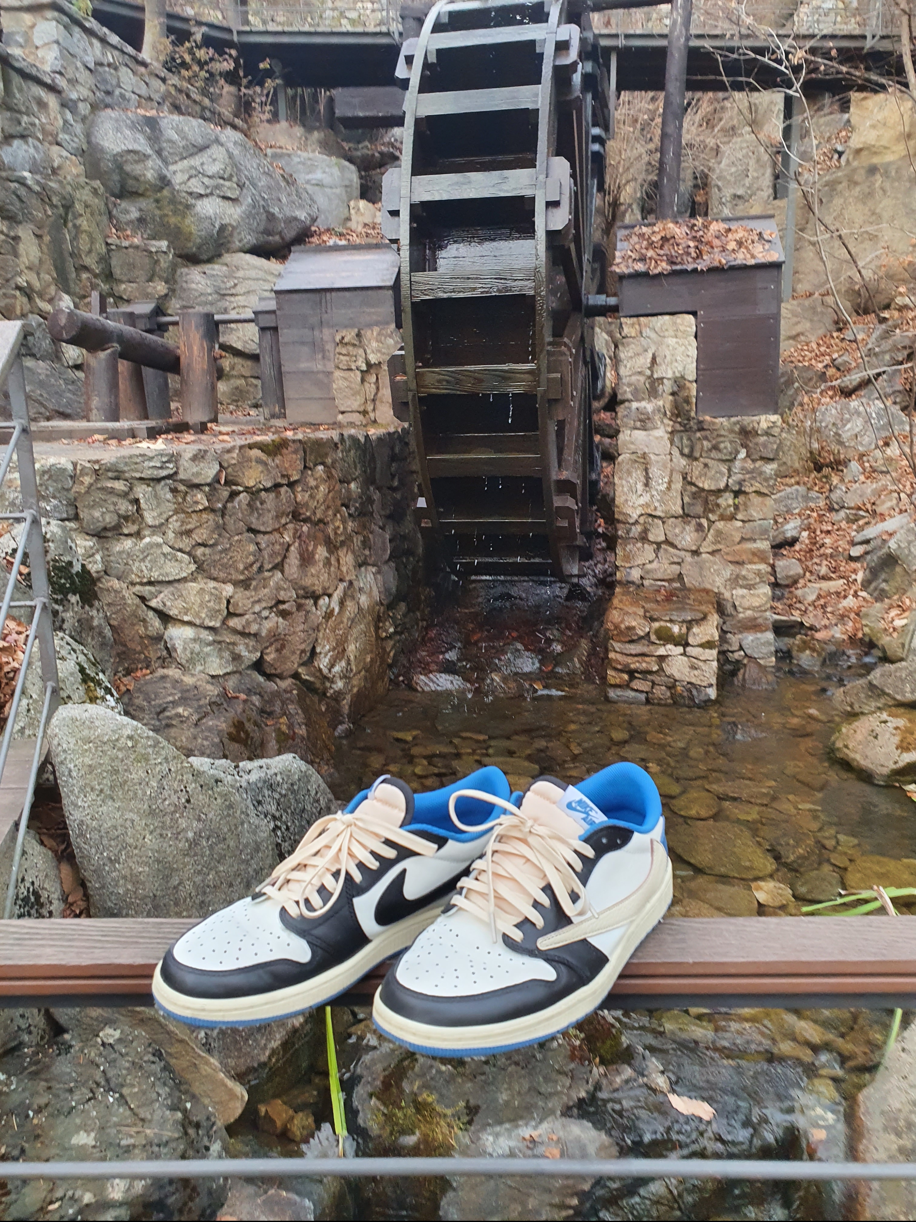 (GS) Nike x NBA Dunk Low Black and Chile Red, Jordan 1 x Travis Scott x Fragment Retro Low OG SP Military Blue 착용 스타일 - 4