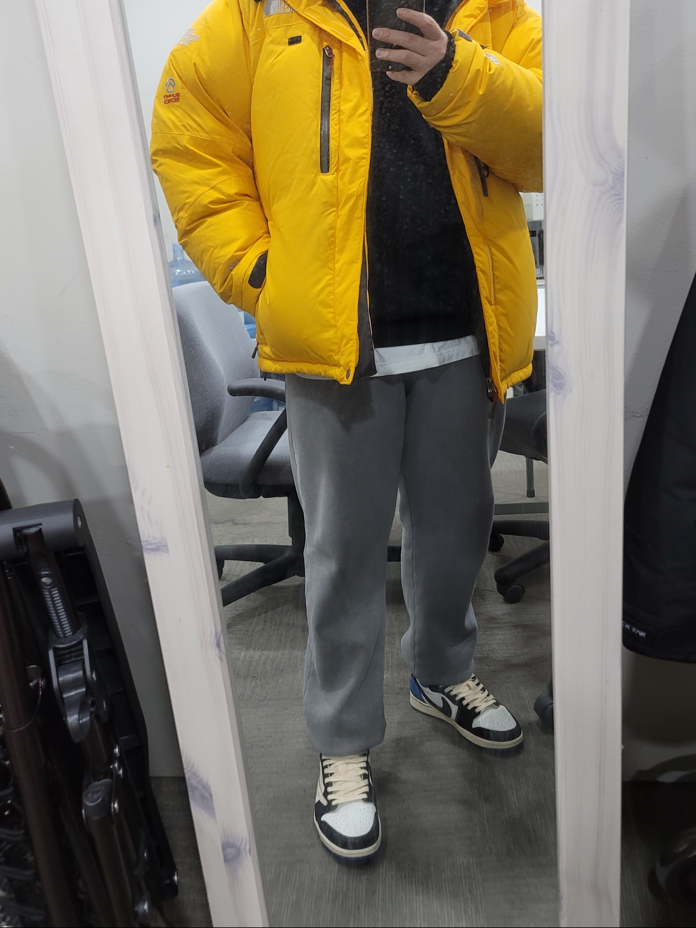Jordan 1 x Travis Scott x Fragment Retro Low OG SP Military Blue, Stone Island 64450 Long Sleeve Crewneck Sweatshirt Black - 21SS 착용 스타일 - 1