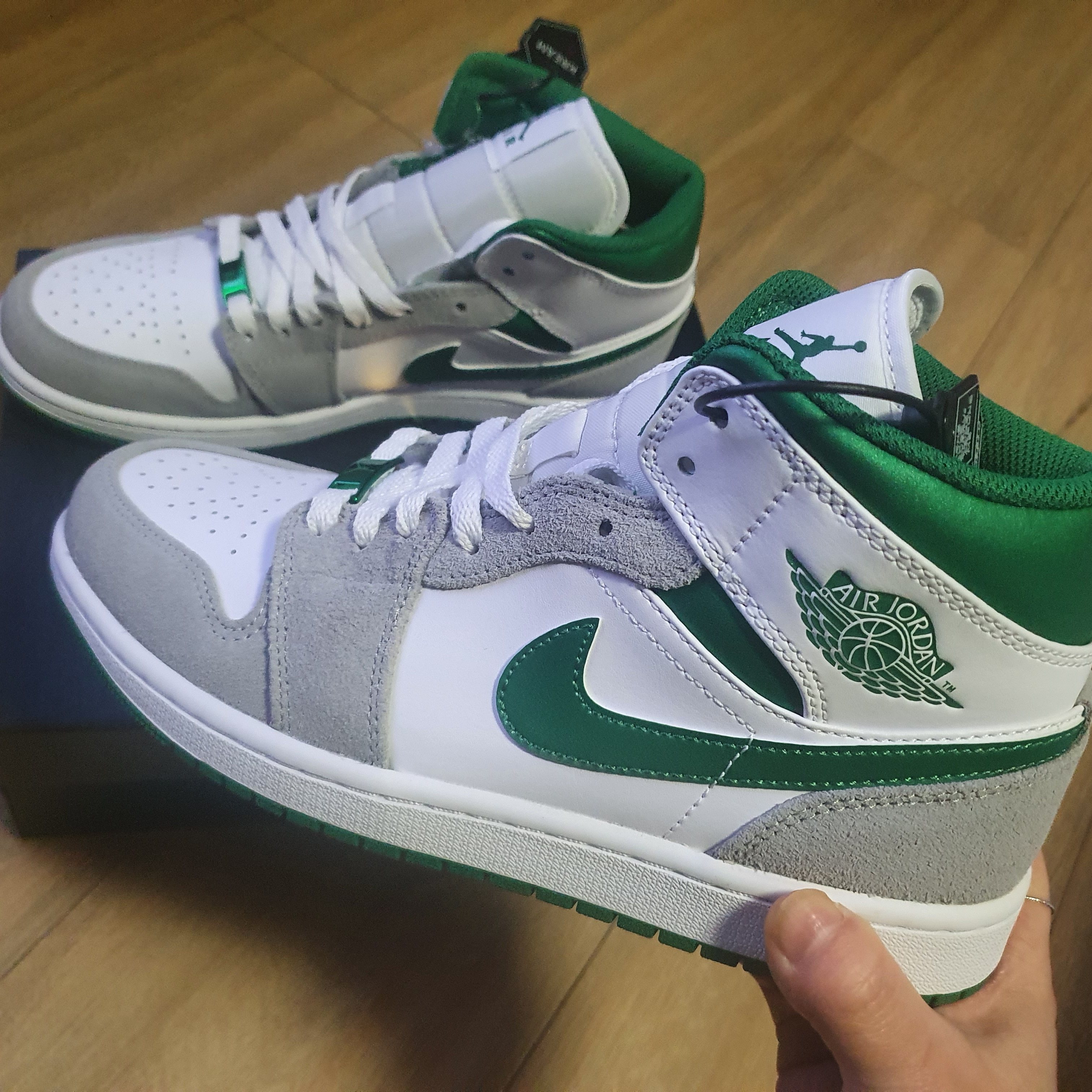 Jordan 1 Mid SE Pine Green Light Smoke Grey 착용 스타일 - 1