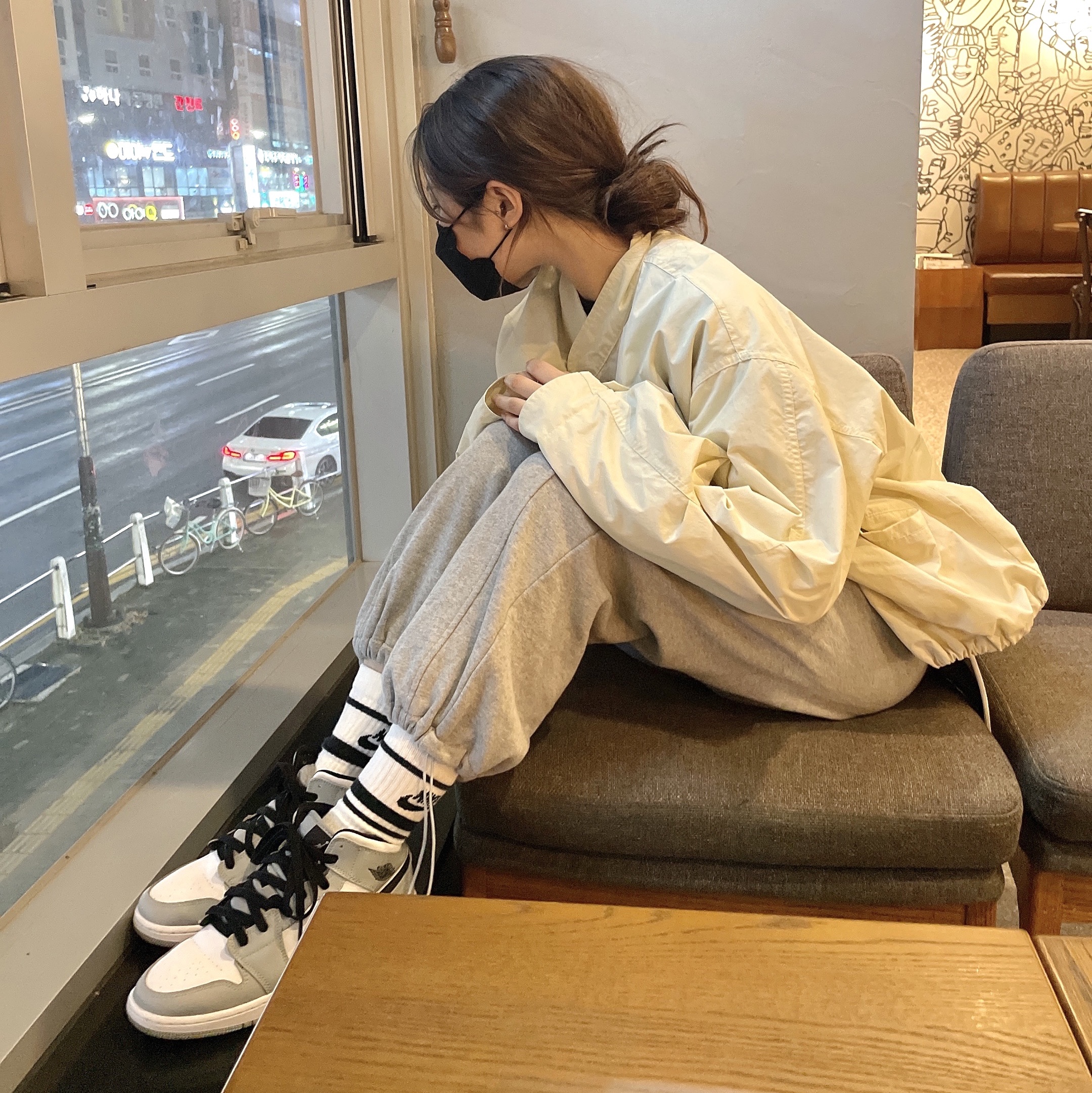 Jordan 1 Mid Light Smoke Grey, (GS) Jordan 1 Mid Light Smoke Grey 착용 스타일 - 2