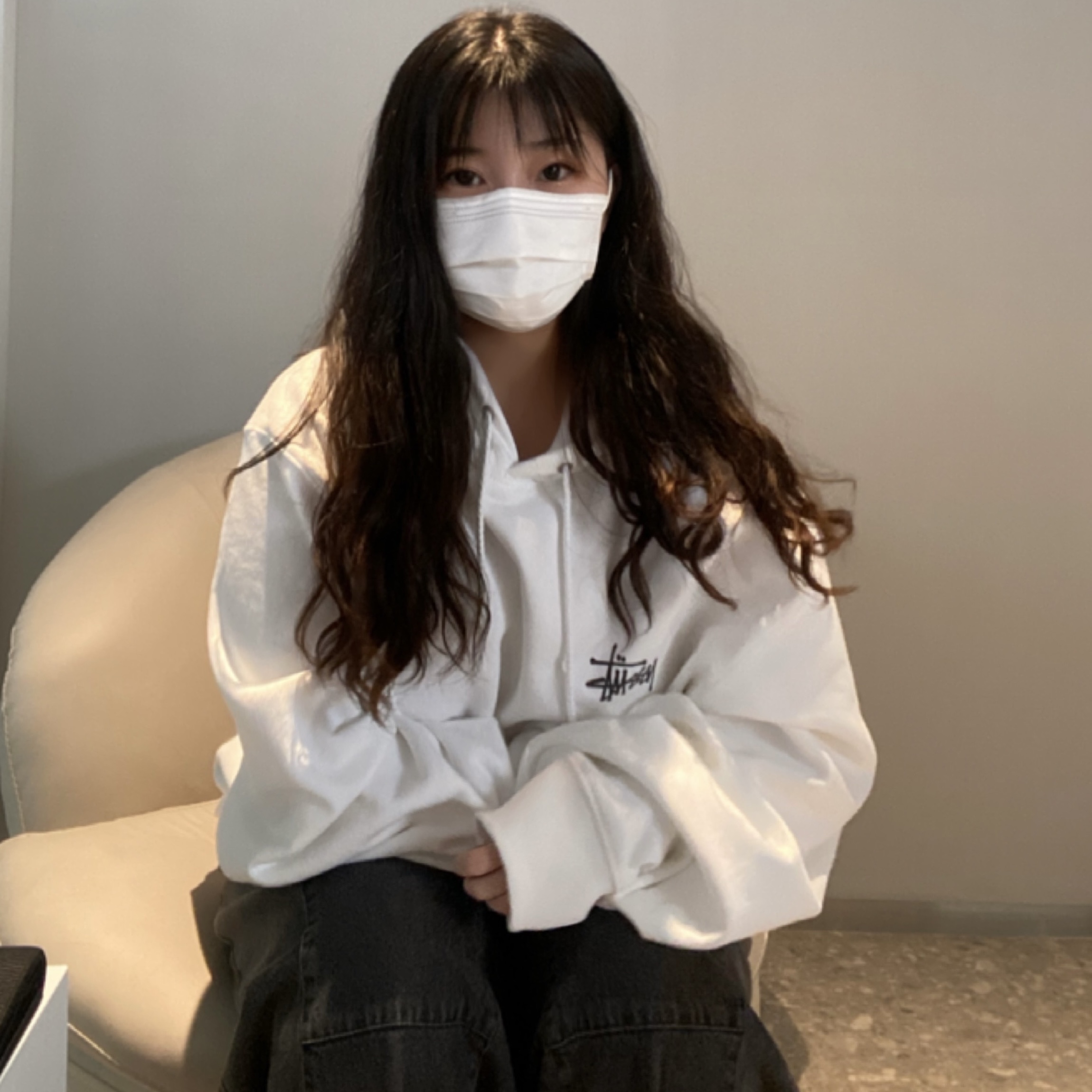 Stussy Basic Stussy Hoodie White 2021, Stussy Basic Stussy Hoodie White 2022 착용 스타일 - 3