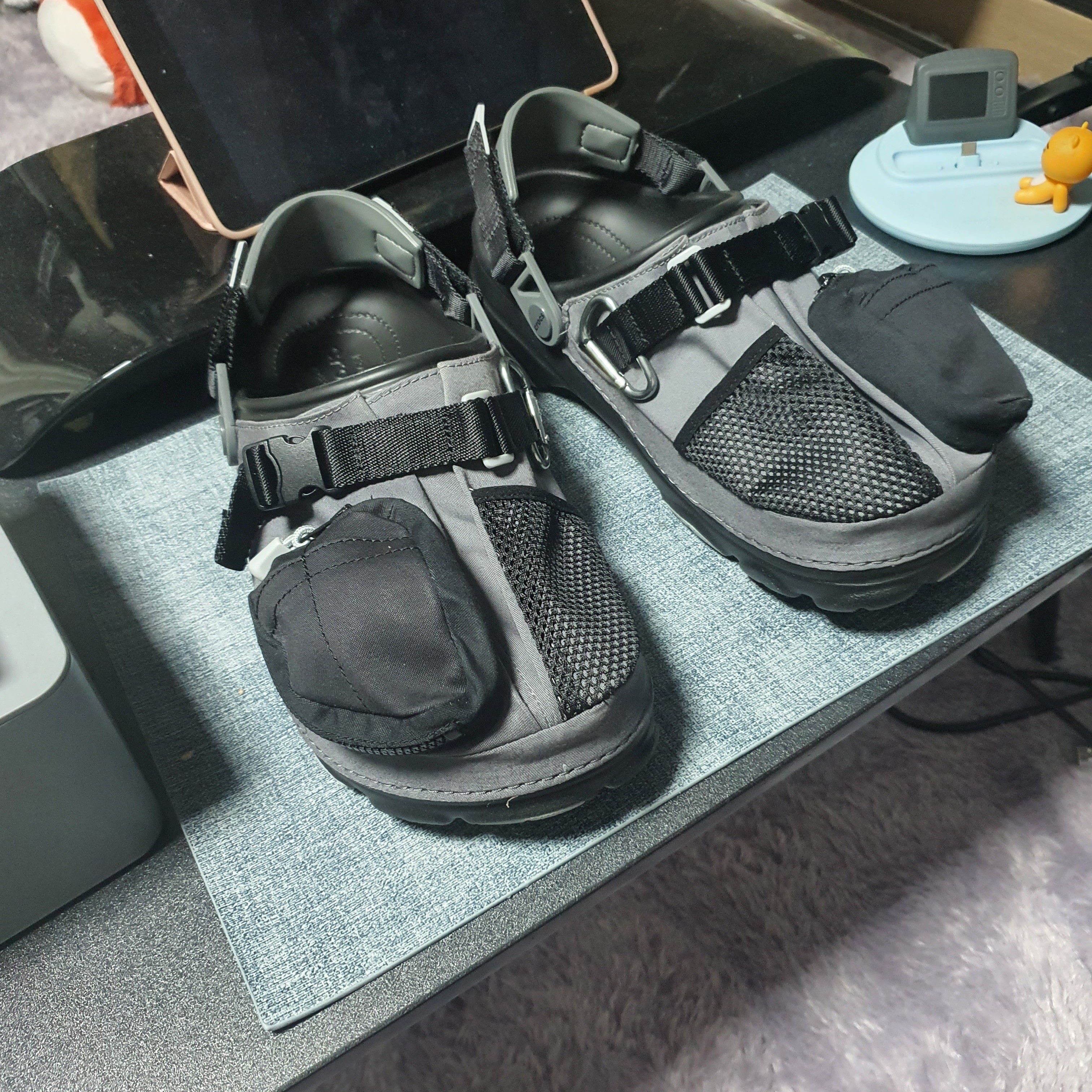 Crocs x Beams Classic All Terrain Mountain Parka Clog Grey 착용 스타일 - 3