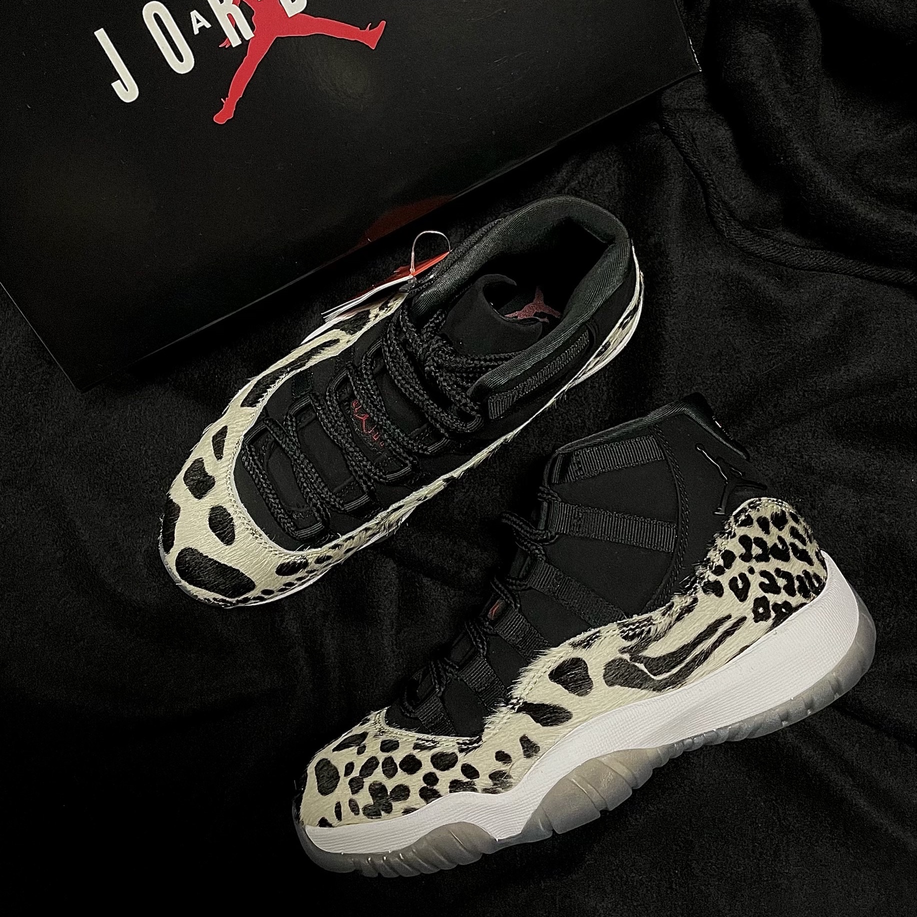 (W) Jordan 11 Retro Animal Instinct Black White 착용 스타일 - 1