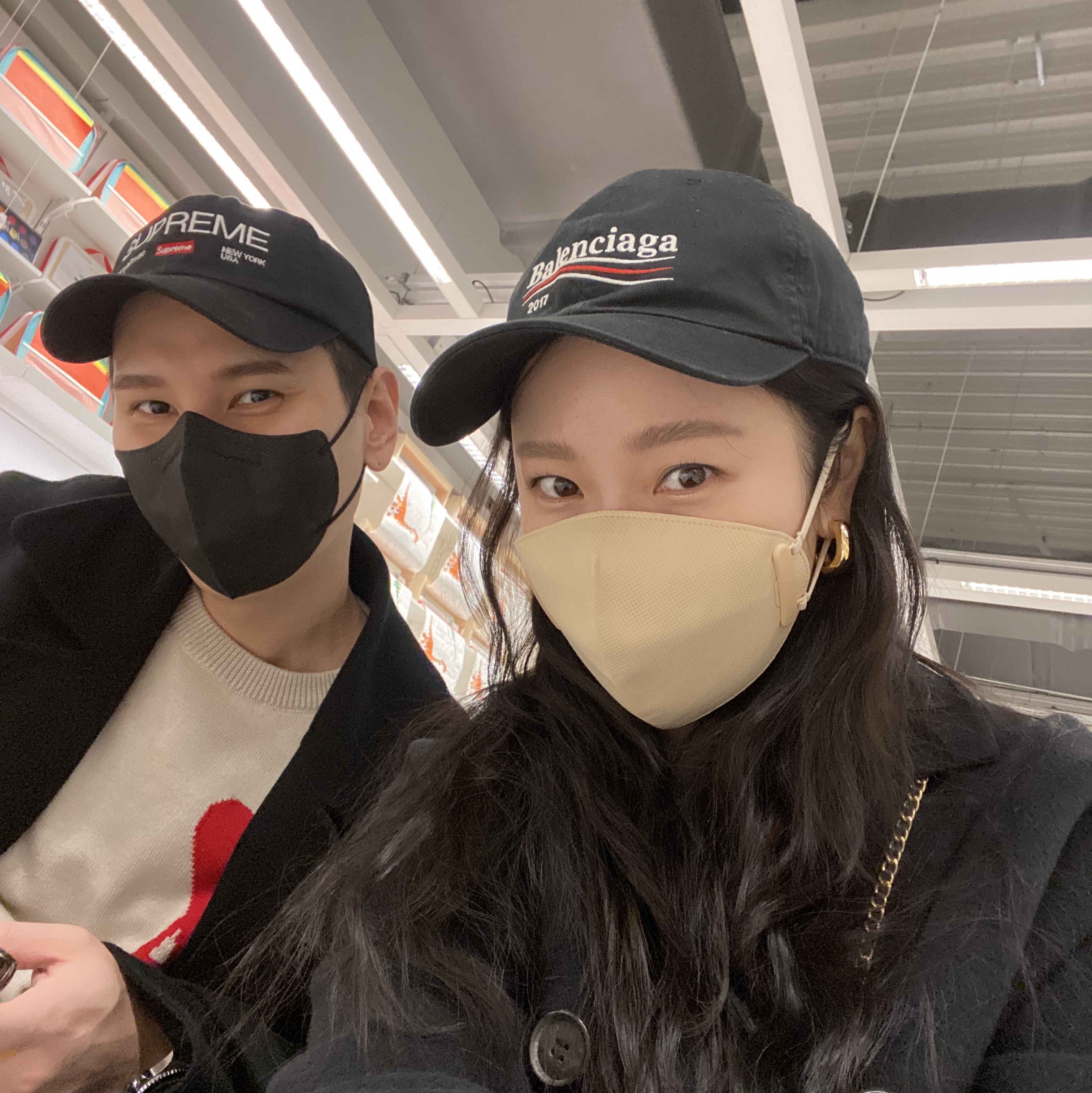 Supreme Est. 1994 6-Panel Black - 21FW, (W) Jordan 1 Mid Grey Fog 착용 스타일 - 1
