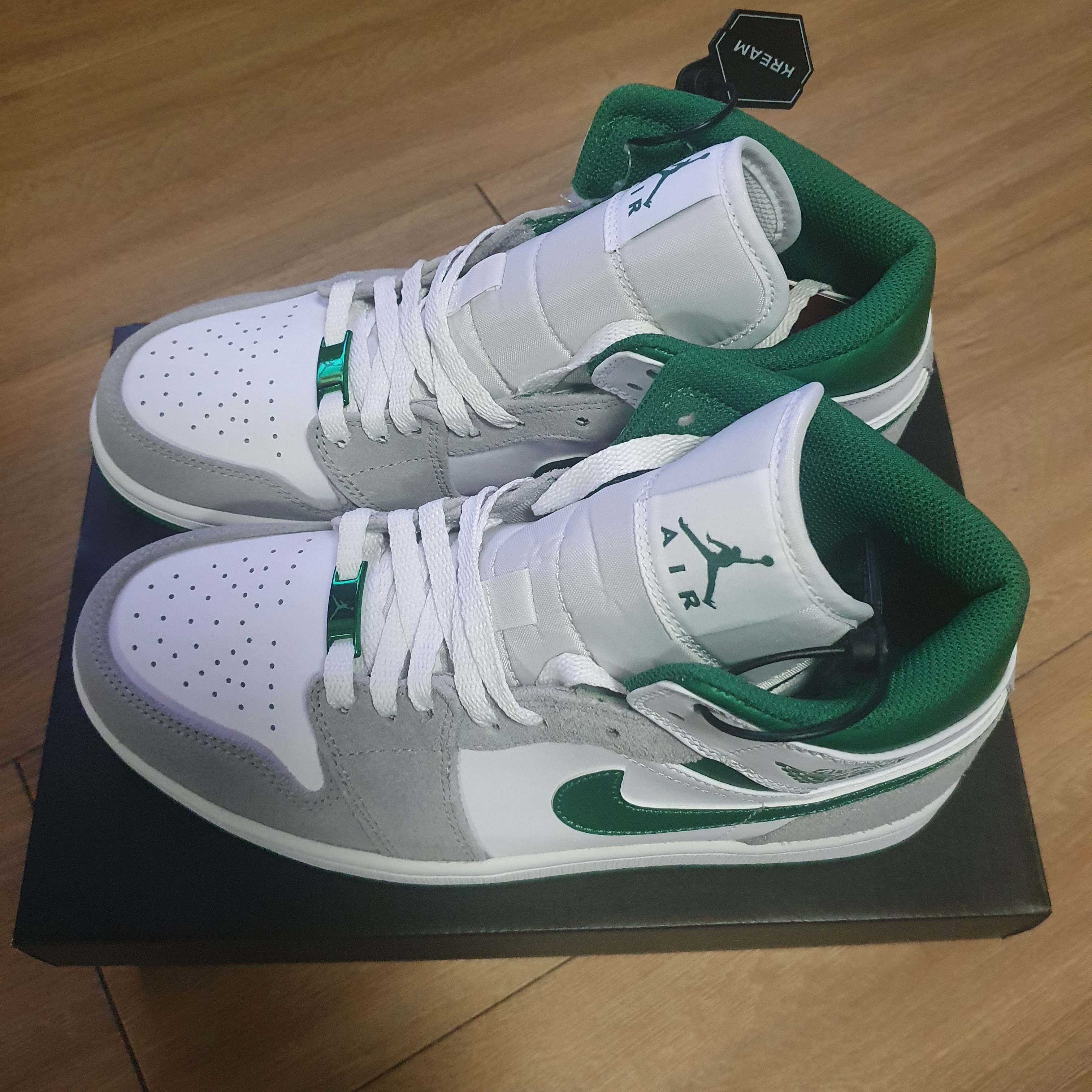 Jordan 1 Mid SE Pine Green Light Smoke Grey 착용 스타일 - 3