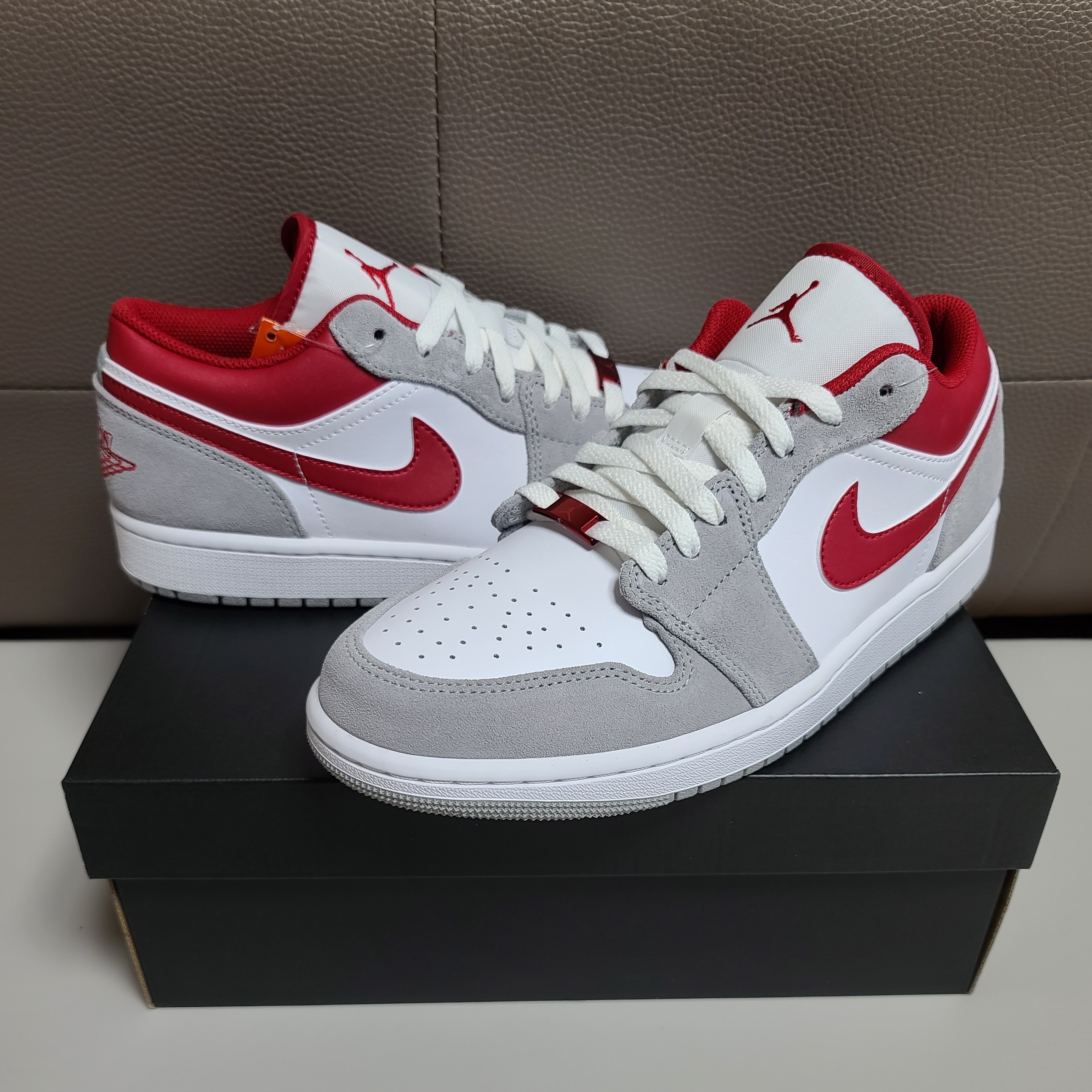 Jordan 1 Low SE Light Smoke Grey Gym Red 착용 스타일 - 2