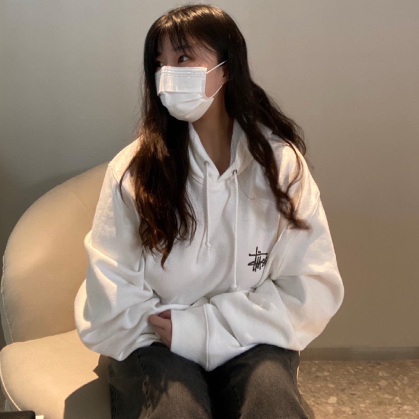 Stussy Basic Stussy Hoodie White 2021, Stussy Basic Stussy Hoodie White 2022 착용 스타일 - 1