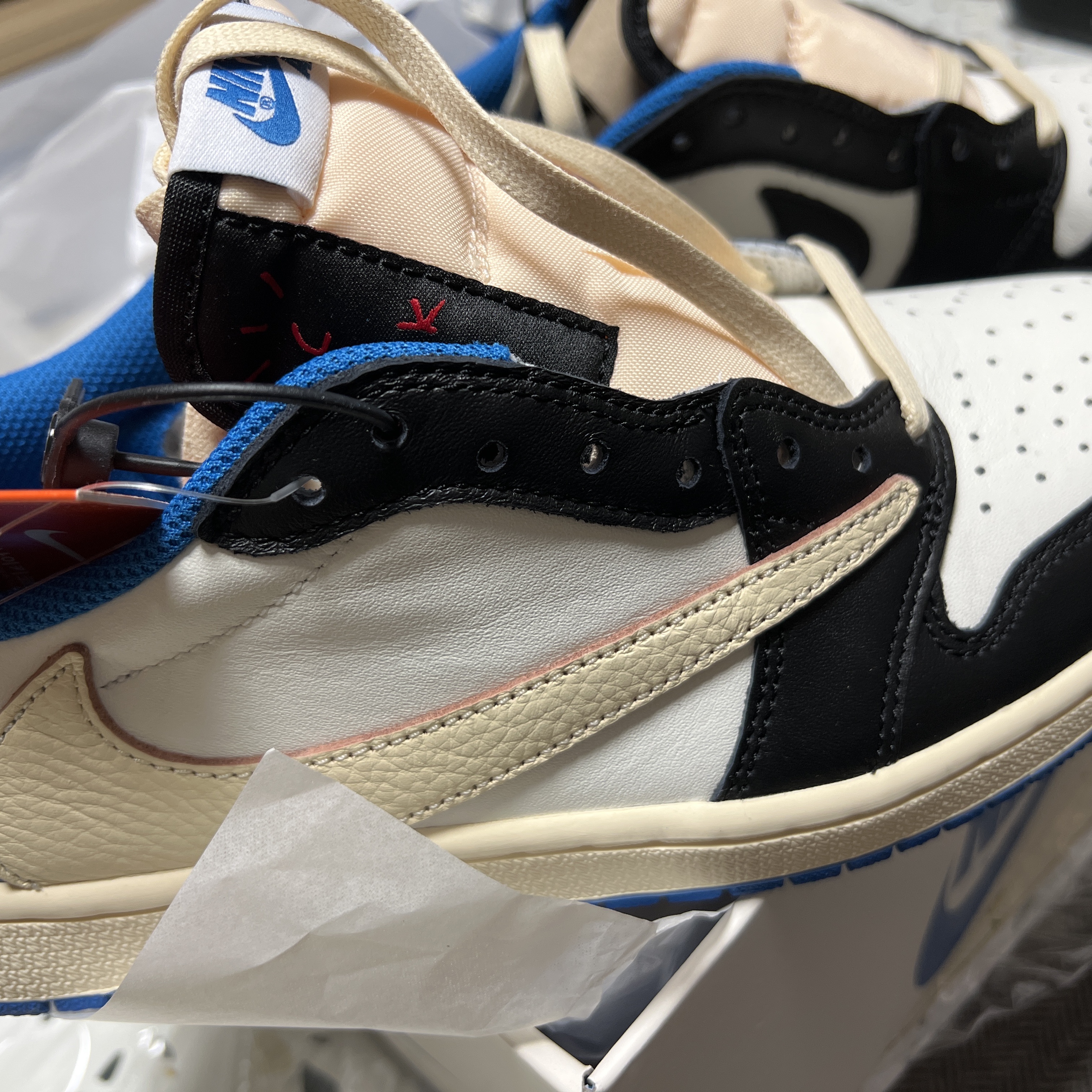 Jordan 1 x Travis Scott x Fragment Retro Low OG SP Military Blue 착용 스타일 - 1