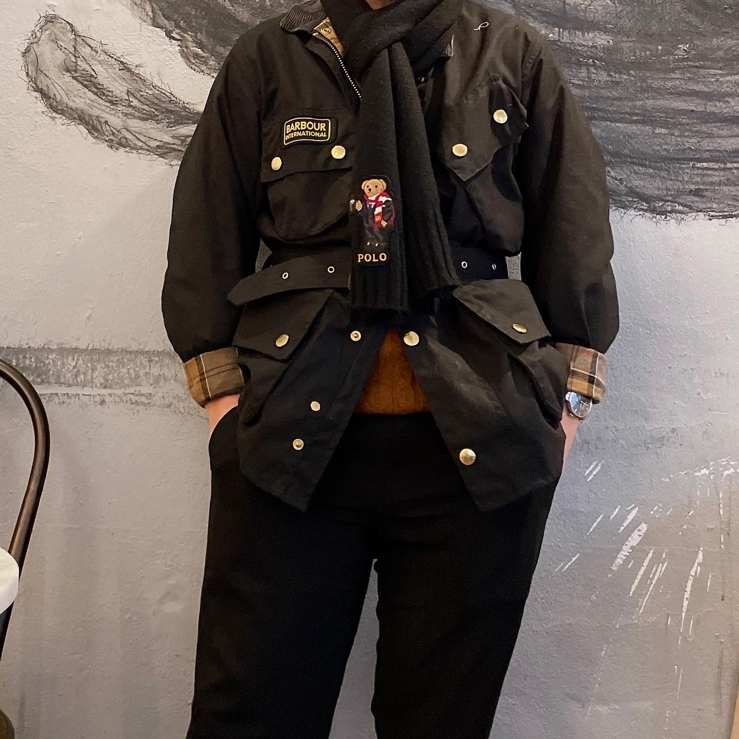 Barbour International Original Wax Jacket Black 착용 스타일 - 2