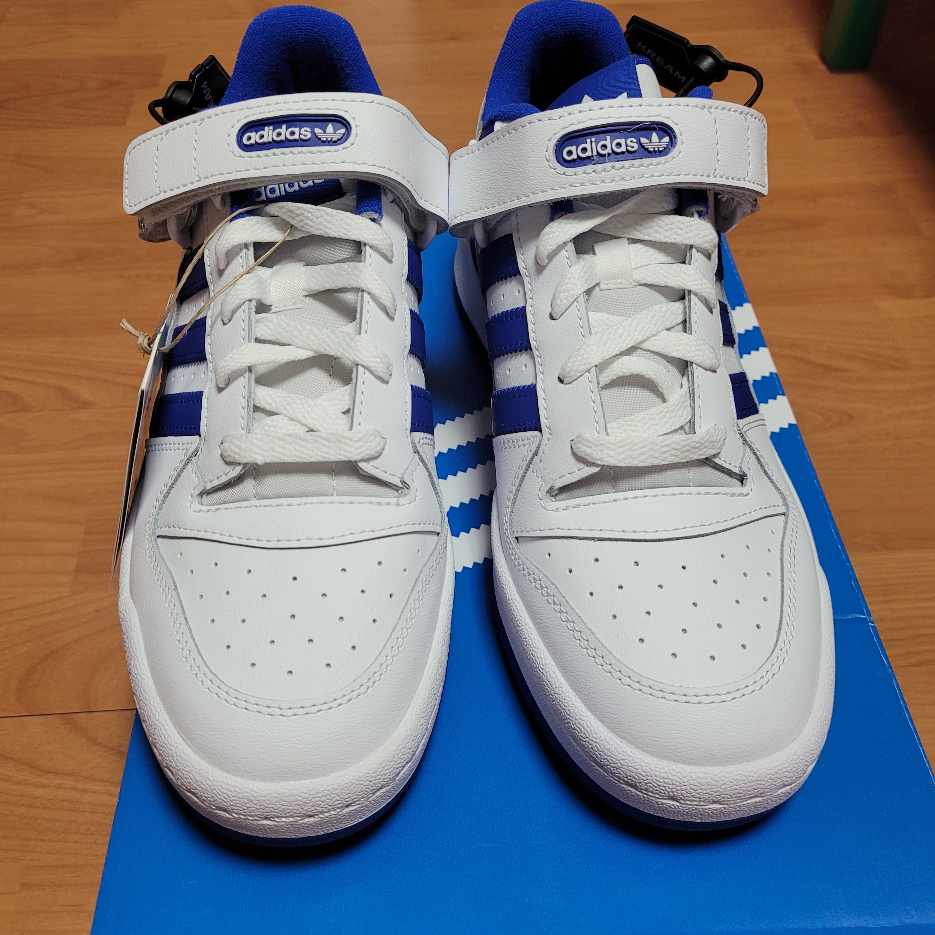 Adidas Forum Low White Royal Blue 착용 스타일 - 1