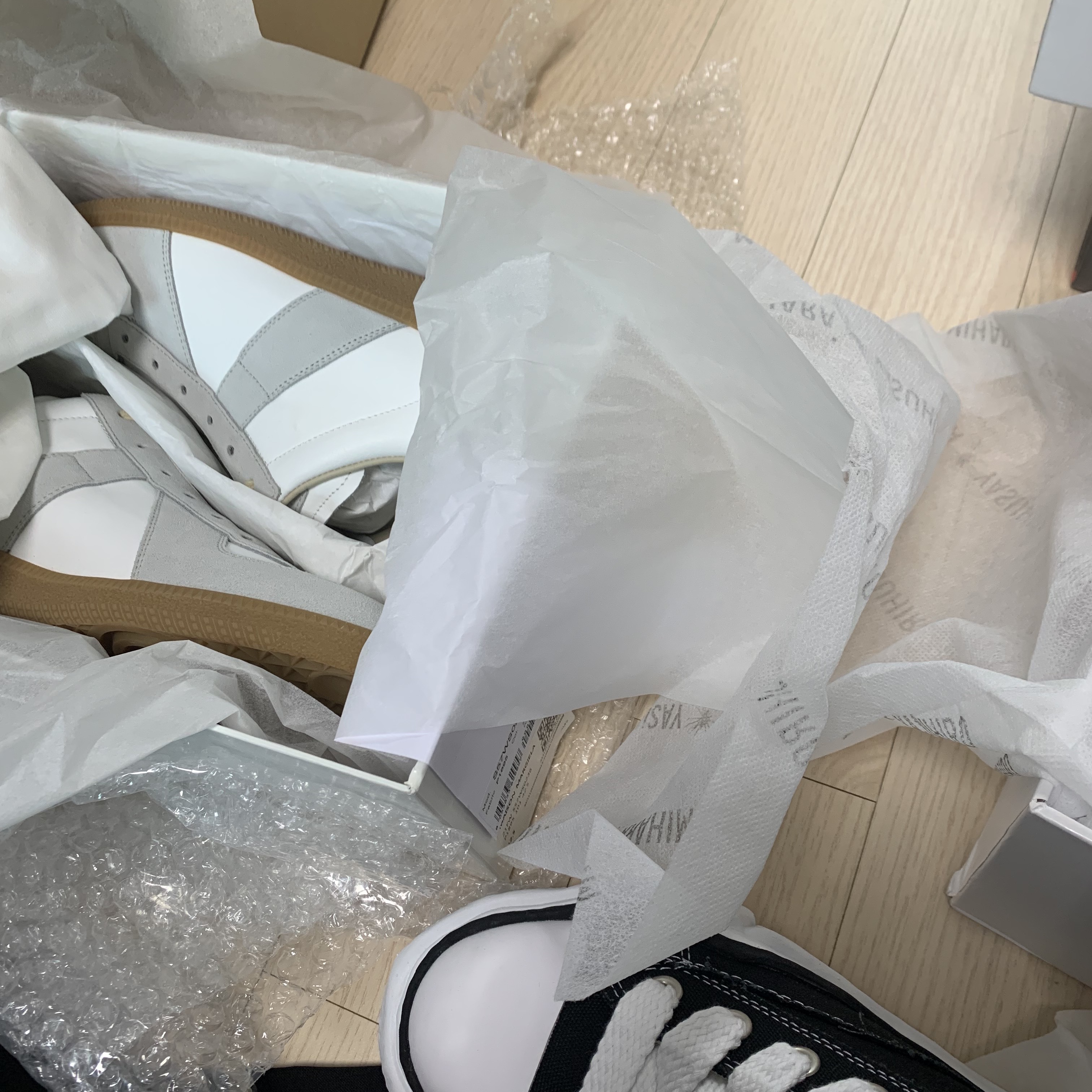 Maison Margiela Calfskin Replica Sneakers, Maison Mihara Yasuhiro Peterson OG Sole Canvas Low Sneakers Black 착용 스타일
