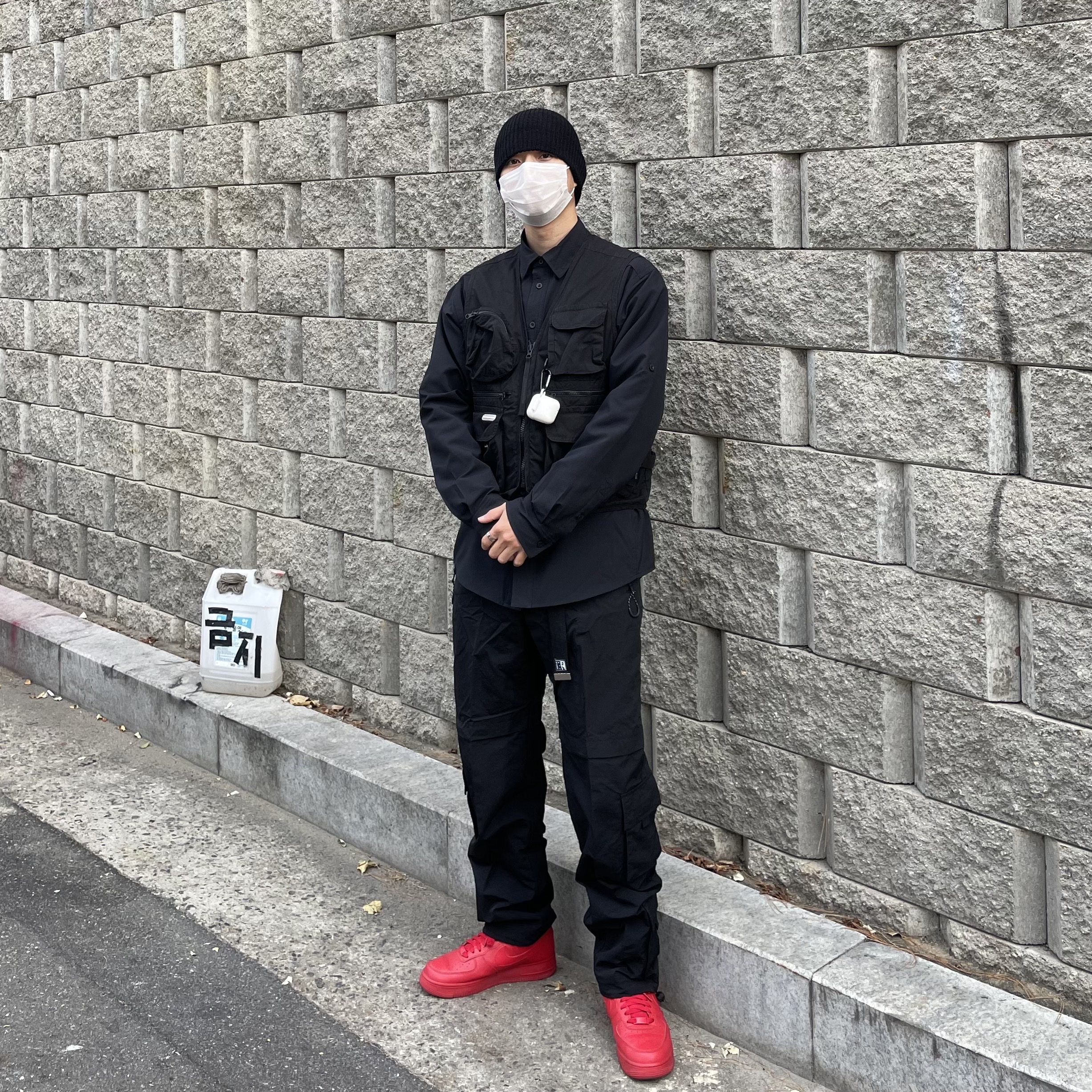IAB Studio x Obey Web Belt Black, Nike Air Force 1 '07 LV8 Low 1 Triple Red 착용 스타일