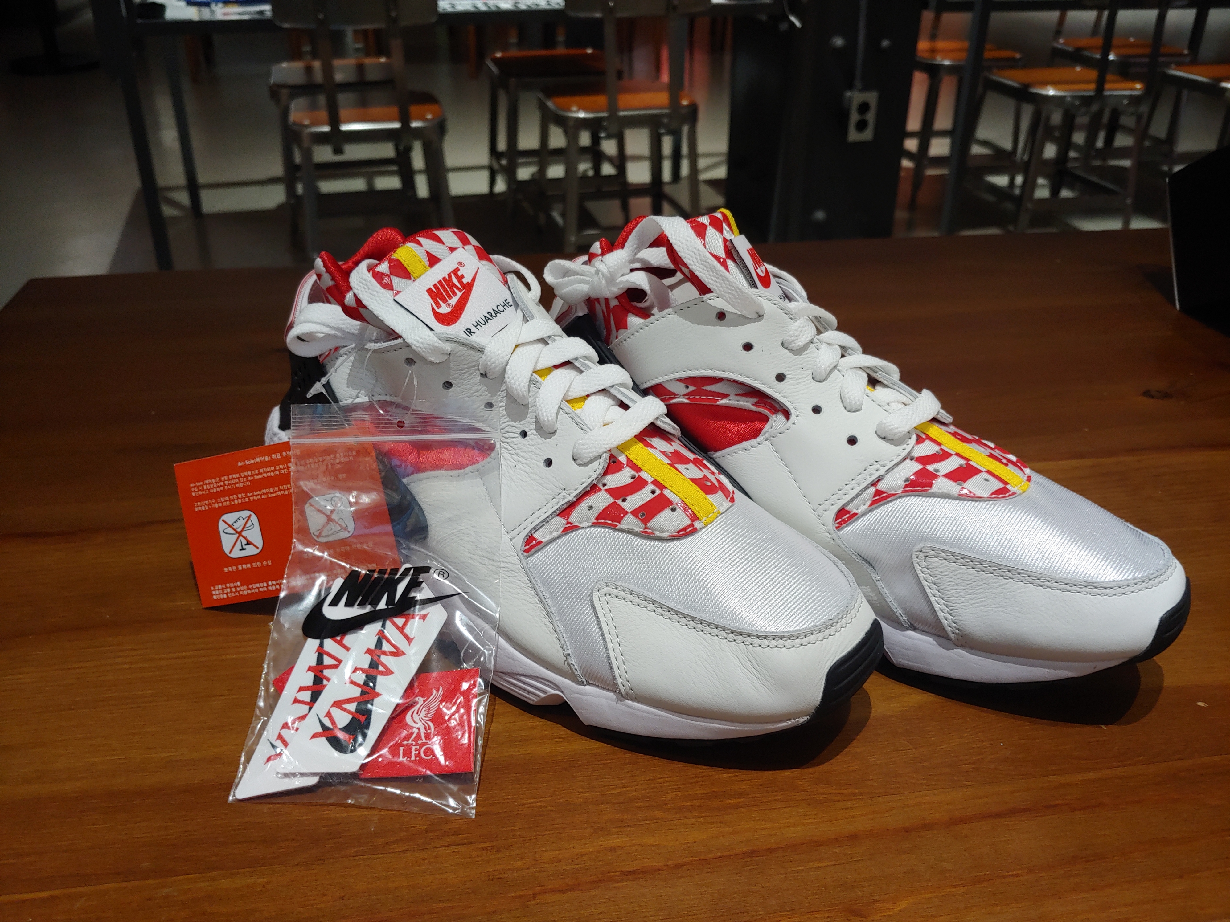 Nike Air Huarache Premium QS Liverpool 착용 스타일 - 1
