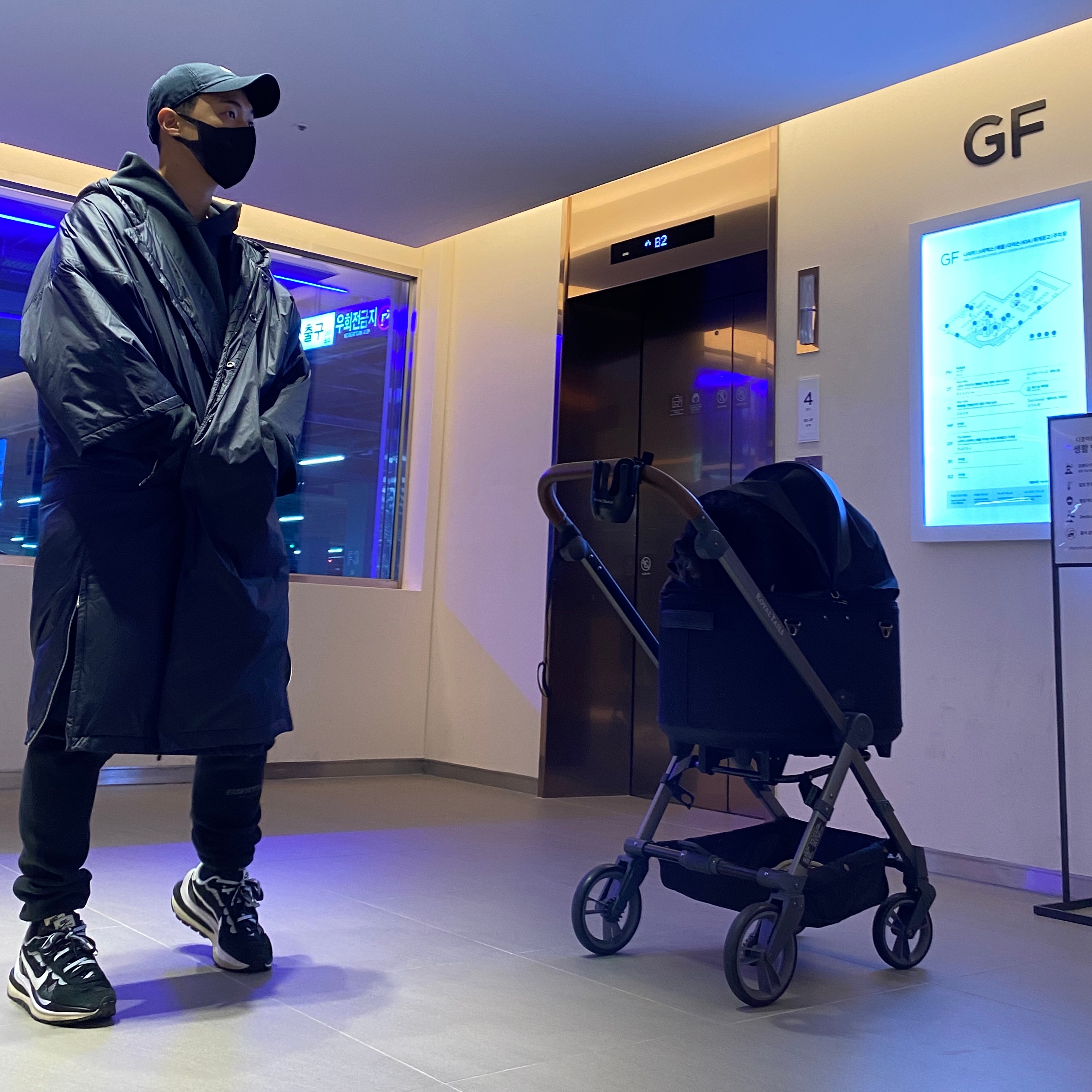 Nike x Fear of God NRG Parka Black, Nike x Sacai VaporWaffle Black White 착용 스타일 - 1
