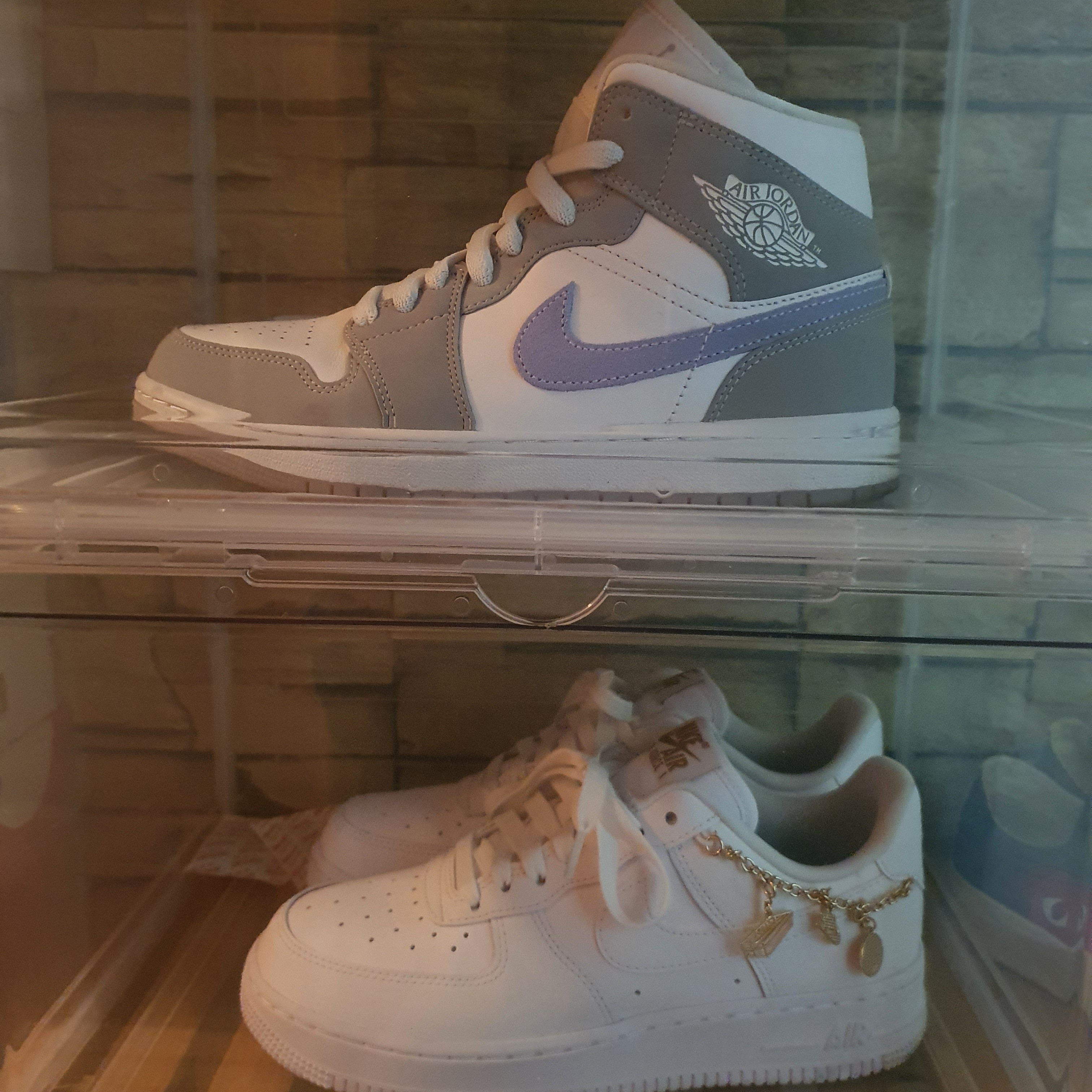 (W) Jordan 1 Mid Wolf Grey, (W) Nike Air Force 1 '07 Low White 착용 스타일 - 1