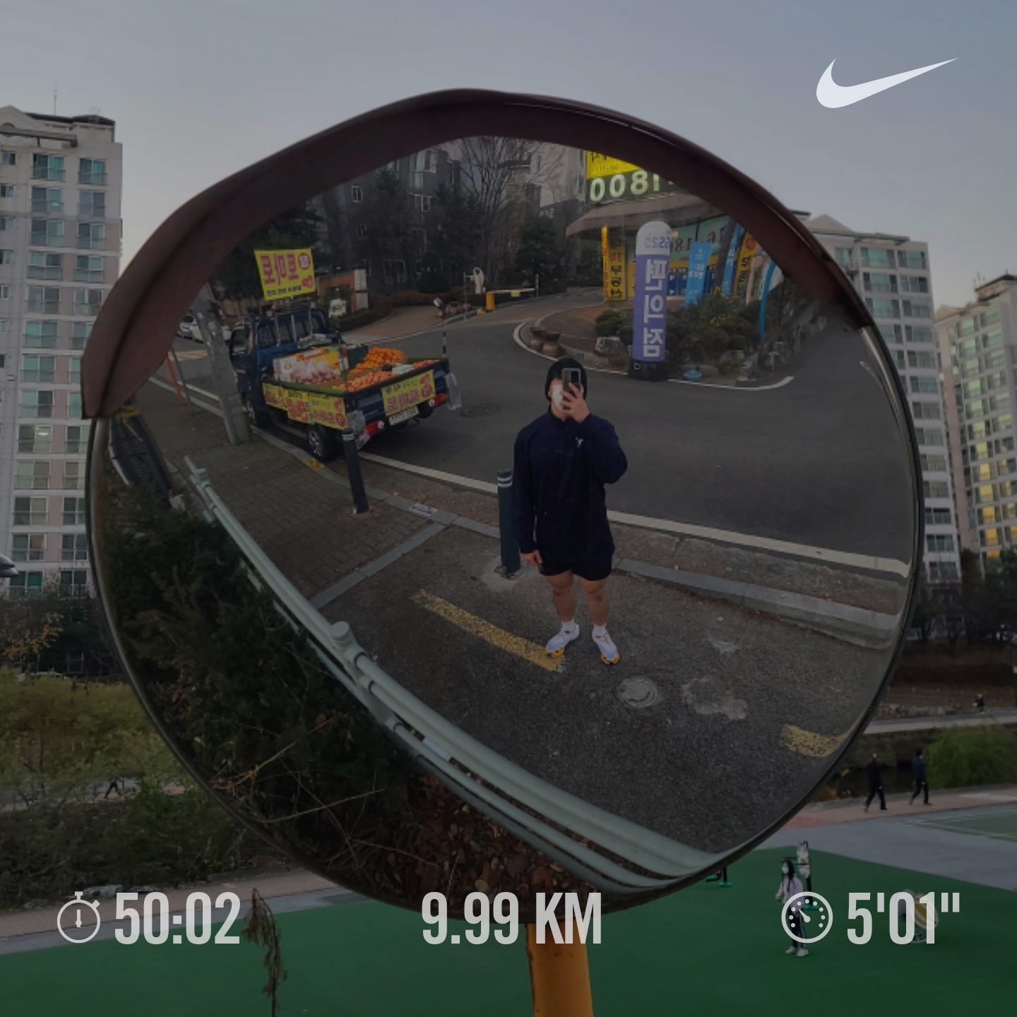 Nike ZoomX Vaporfly Next% 2 BRS White University Gold 착용 스타일 - 2