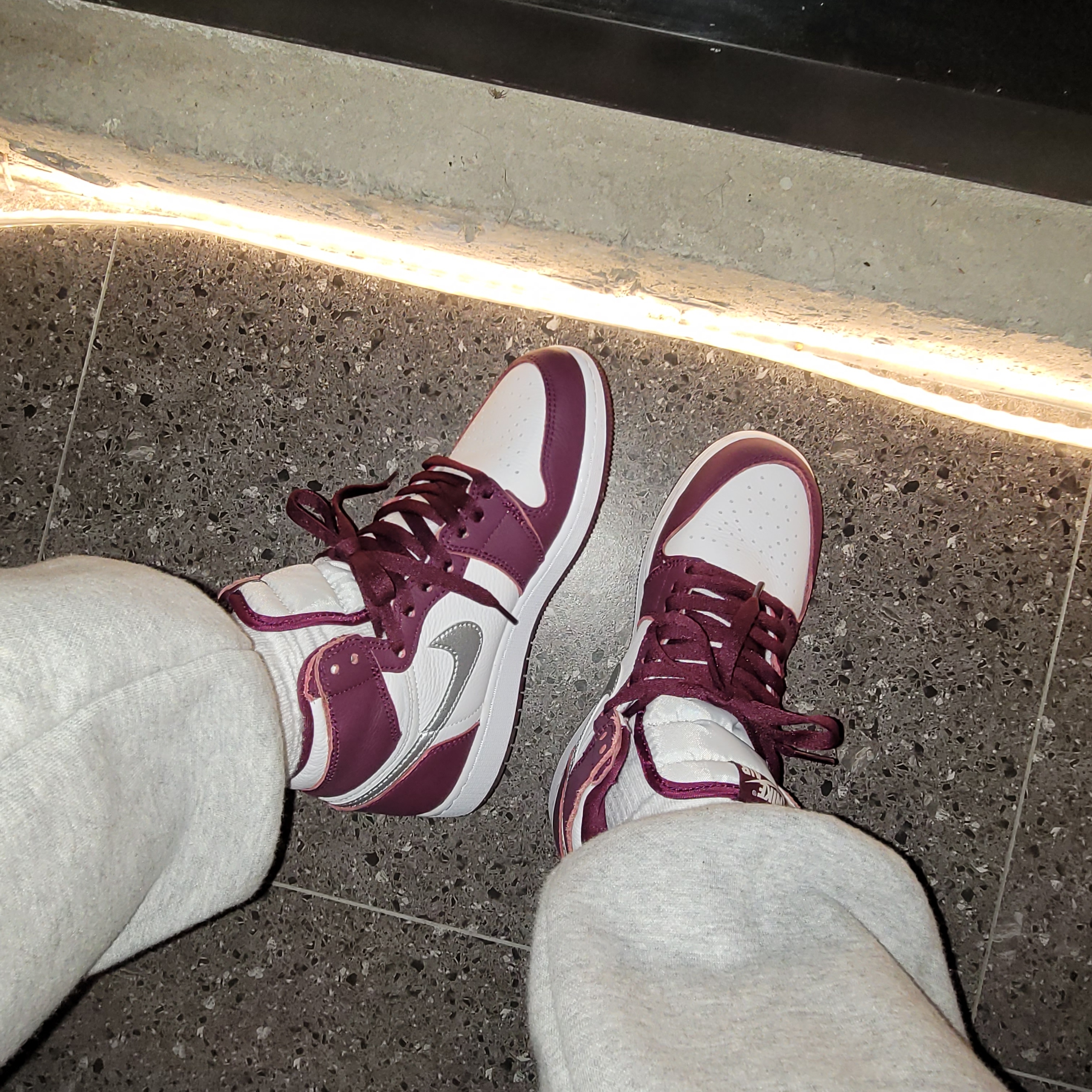 (GS) Jordan 1 Retro High OG Bordeaux 착용 스타일 - 3