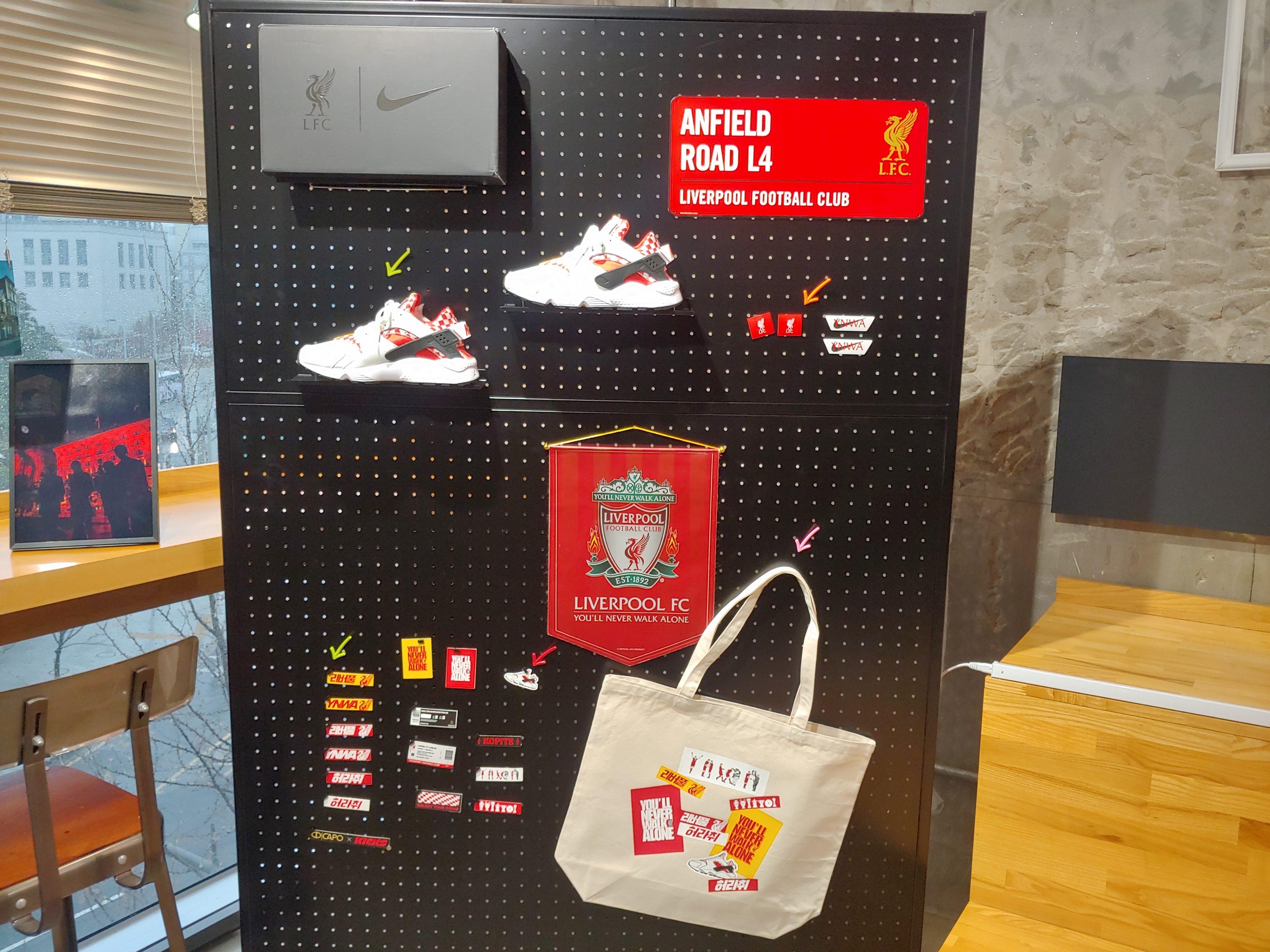 Nike Air Huarache Premium QS Liverpool 착용 스타일 - 5