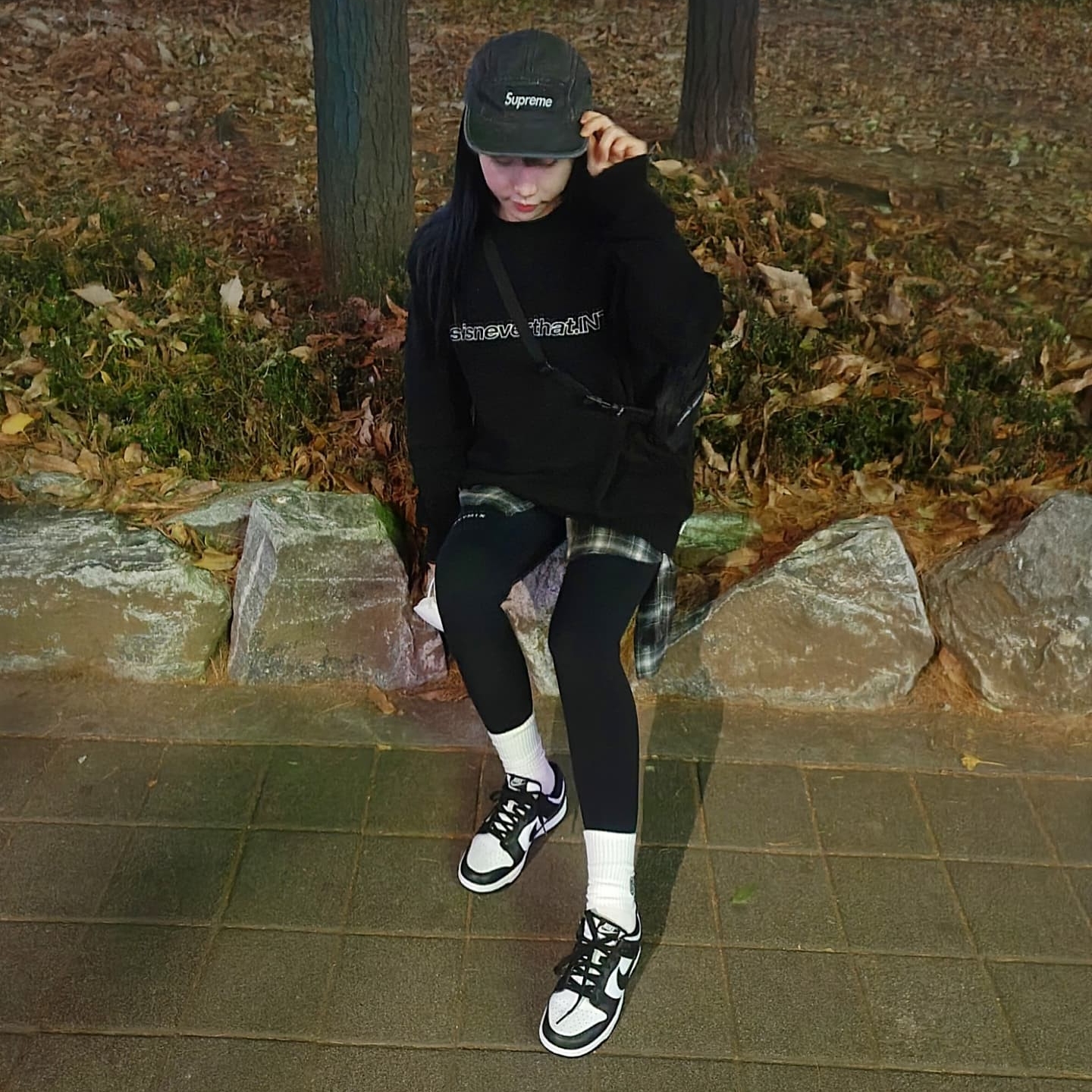 Supreme Washed Chino Twill Camp Cap Black, (W) Nike Dunk Low Black 착용 스타일 - 1